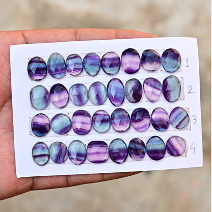 81 Karat Fluorit-Cabochon im Rosenschliff, 10 x 10 mm – 13 x 13 mm, freie Form, Edelsteinpaket der Güteklasse AA, insgesamt 17 Stück