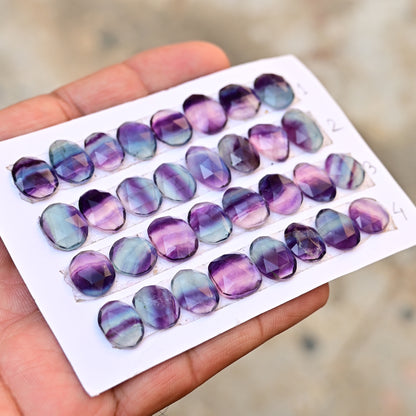 81 Karat Fluorit-Cabochon im Rosenschliff, 10 x 10 mm – 13 x 13 mm, freie Form, Edelsteinpaket der Güteklasse AA, insgesamt 17 Stück