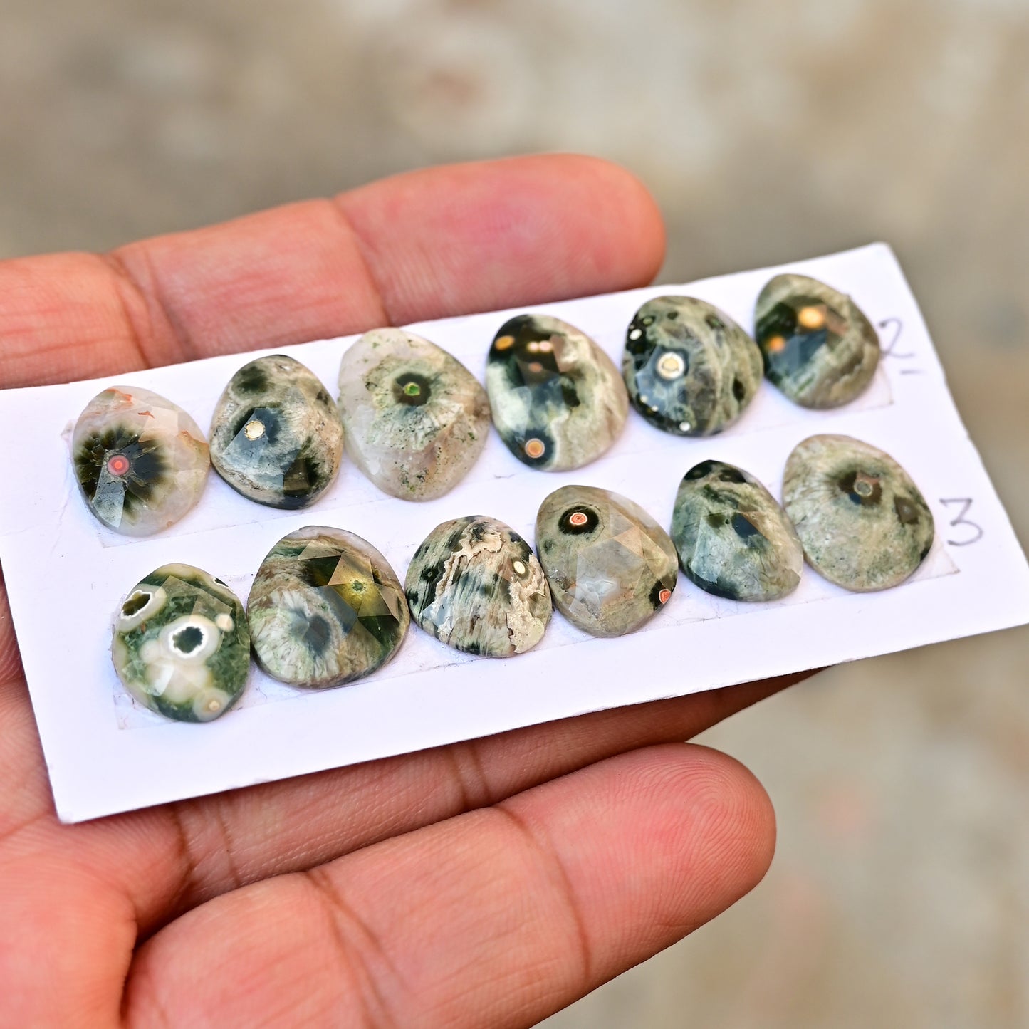 76,75 Karat Ozeanjaspis, Cabochon in gemischter Form, 14 x 19 mm – 10 x 14 mm, Edelsteinpaket der Güteklasse AA – insgesamt 15 Stück