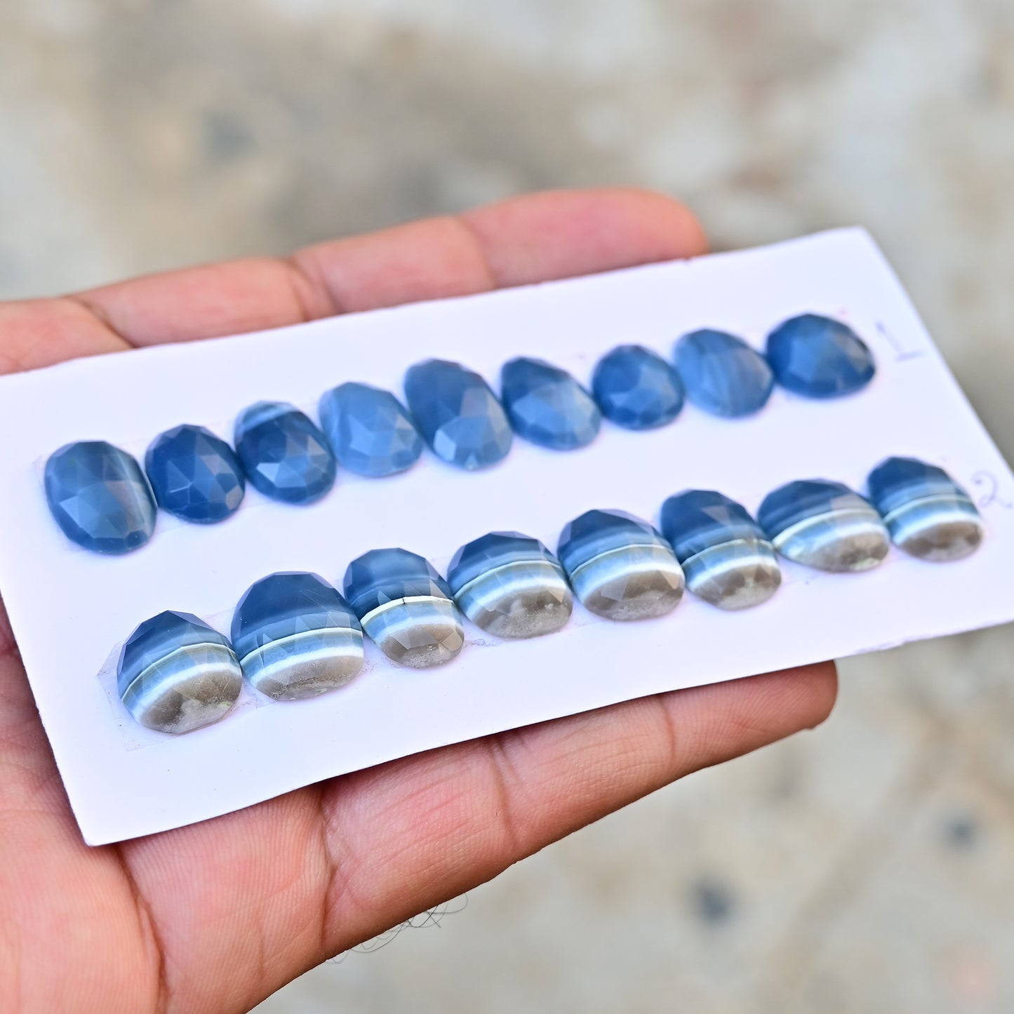 24,4 ct peruanischer blauer Opal, glatter Cabochon, 12 x 15 mm – 13 x 13 mm, freie Form, Edelsteinpaket der Güteklasse AA, insgesamt 6 Stück