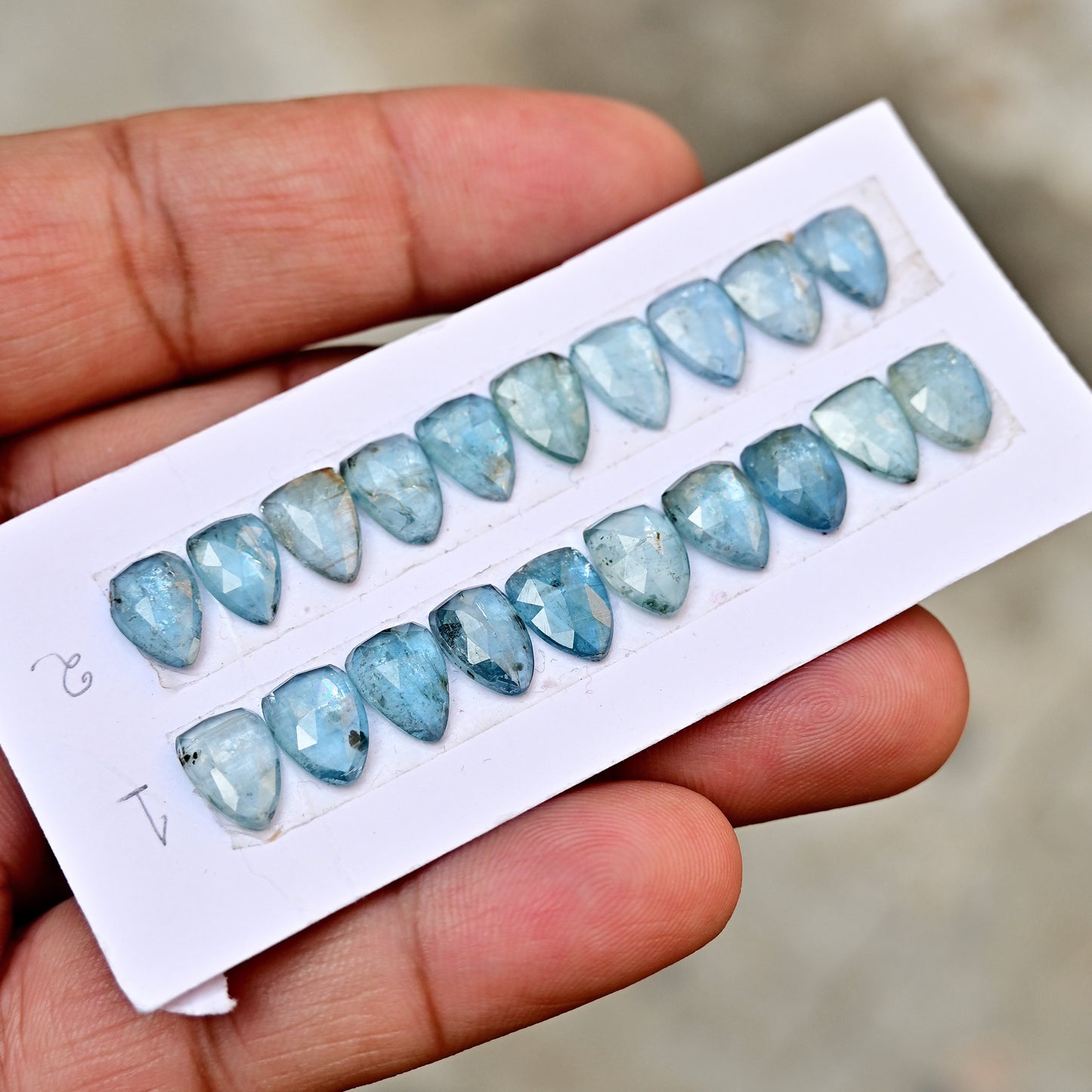 35,60 ct. Aquamarin-Kyanit, 6 x 12 mm, Rosenschliff, Baguetteform, Edelsteinklasse AA, Paket – insgesamt 15 Stück.