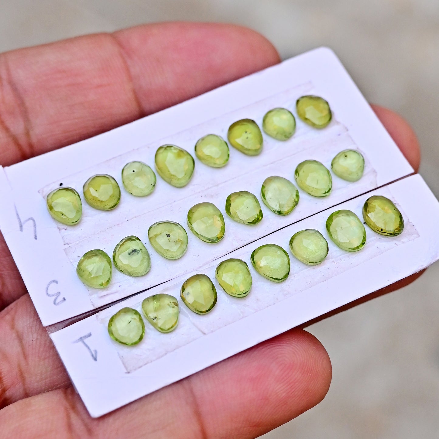 14,2 ct Peridot glatter Cabochon 7 x 7 mm – 6 x 6 mm runde Form AA-Grade-Edelstein-Paket – insgesamt 10 Stück