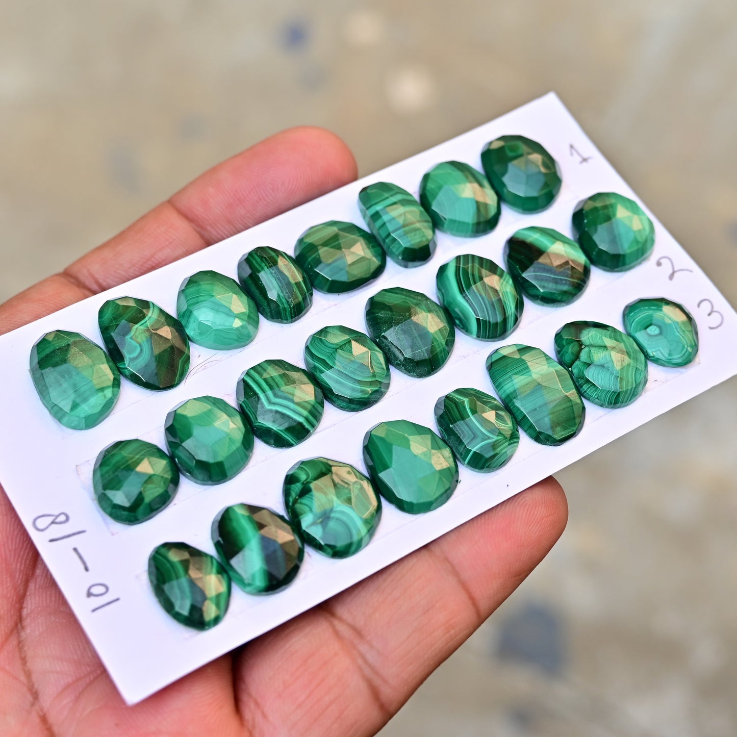 100 Karat glatte Malachit-Cabochons, 13 x 25 mm – 17 x 20 mm, Edelsteinpaket der Güteklasse AA, insgesamt 6 Stück