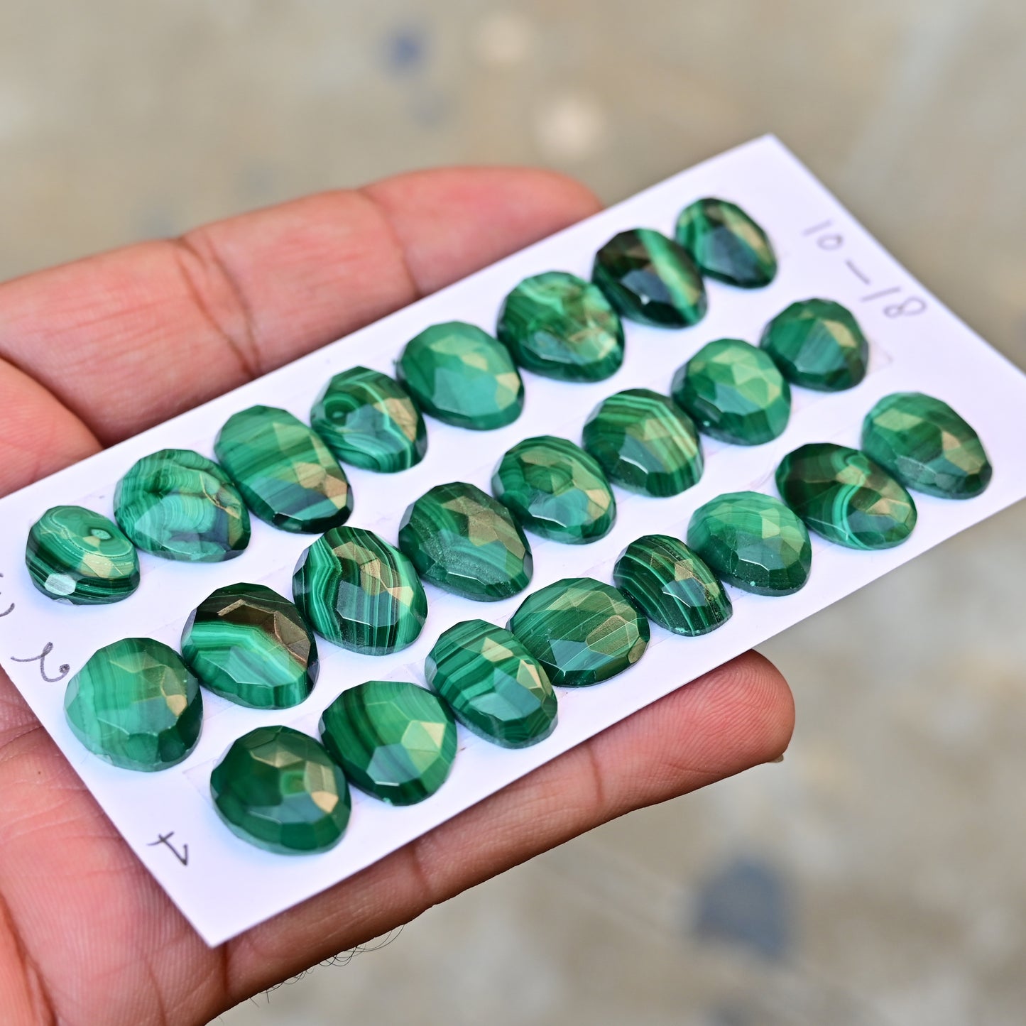 100 Karat glatte Malachit-Cabochons, 13 x 25 mm – 17 x 20 mm, Edelsteinpaket der Güteklasse AA, insgesamt 6 Stück