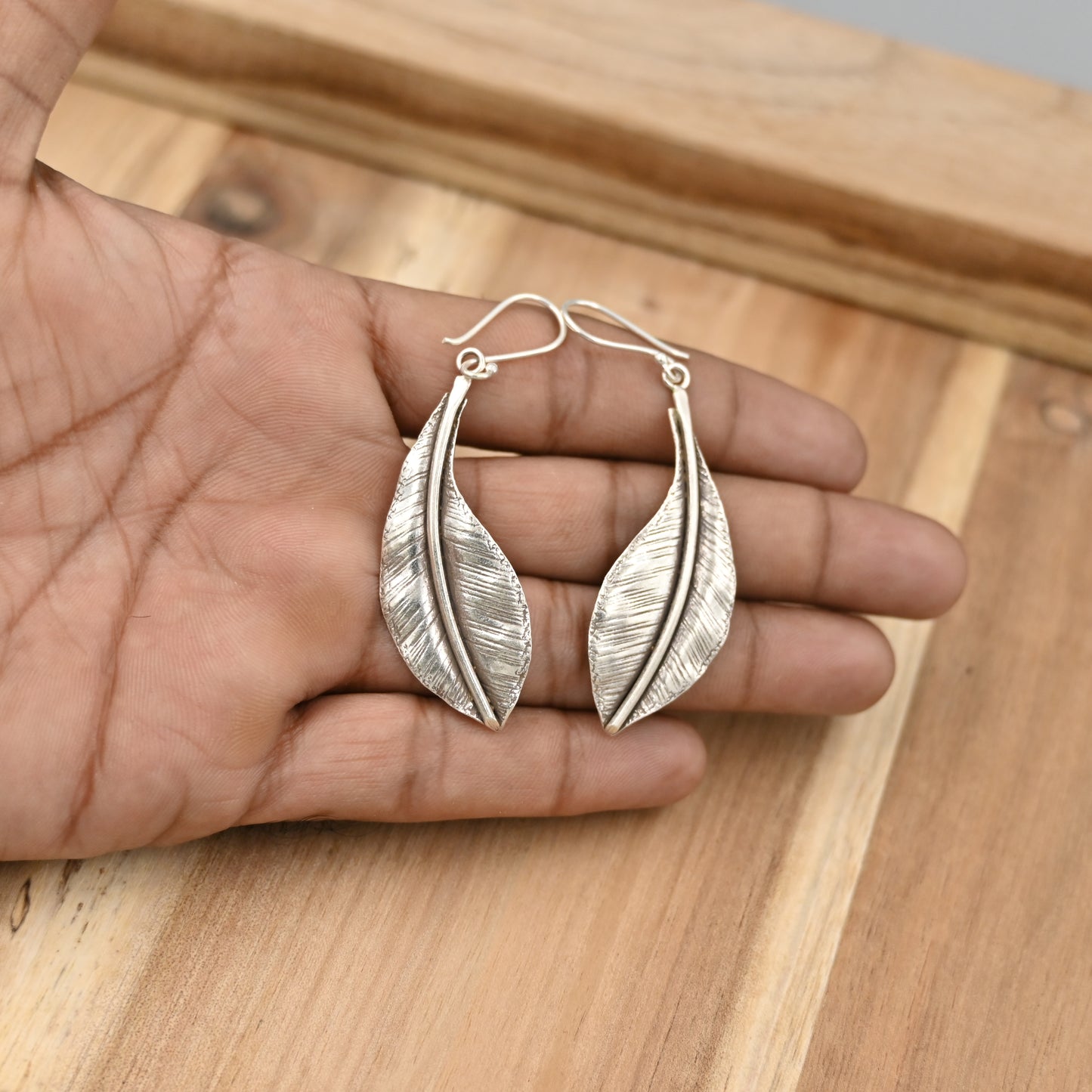 Curve Leaf Earrings! ✨