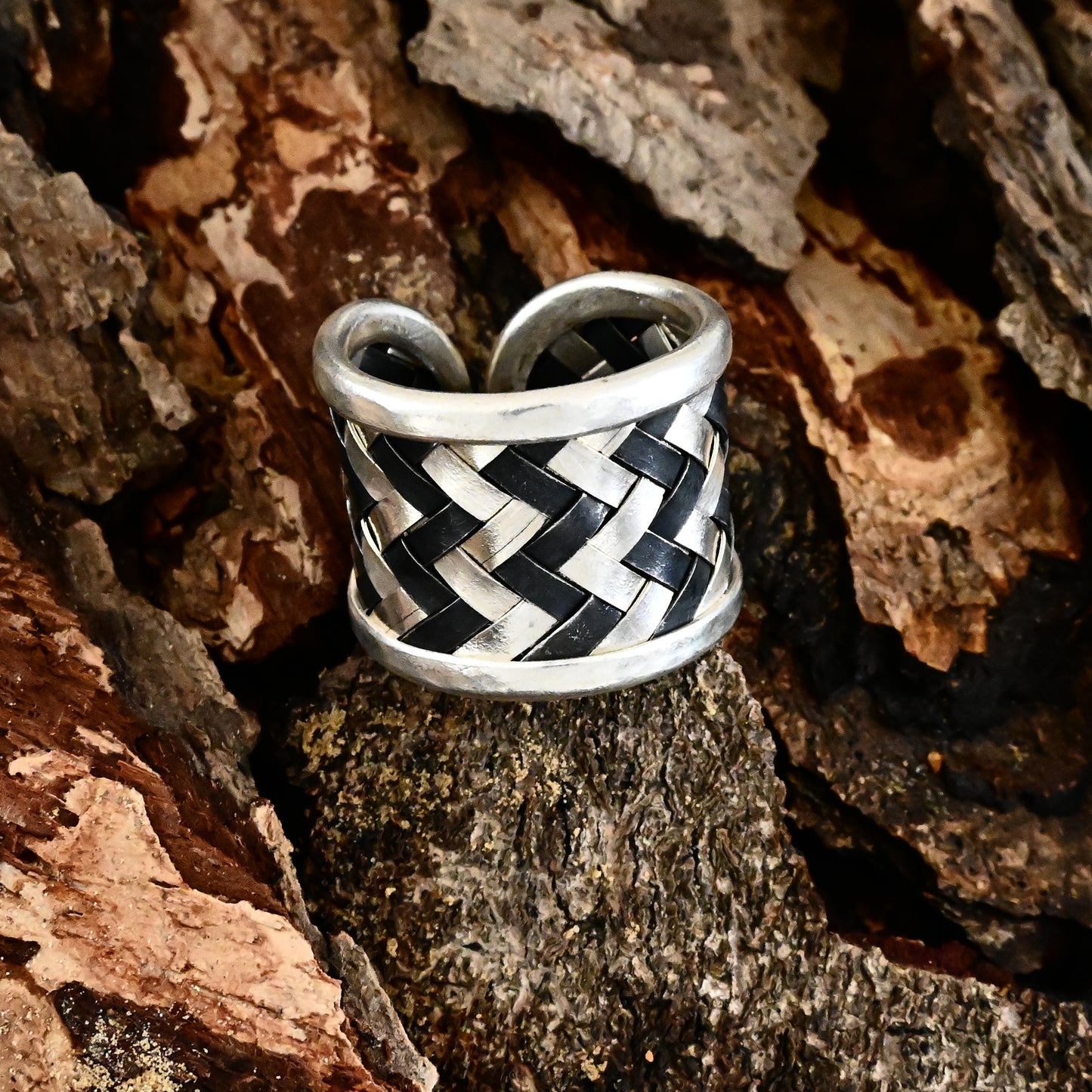 Black & White Wavy Ring