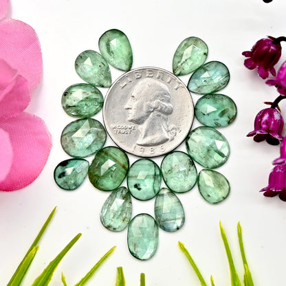 46,80 ct Smaragdgrüner Kyanit-Cabochon im Rosenschliff, 8 x 12 mm – 10 x 12 mm, gemischte Form, Edelsteinpaket der Güteklasse AA, insgesamt 16 Stück