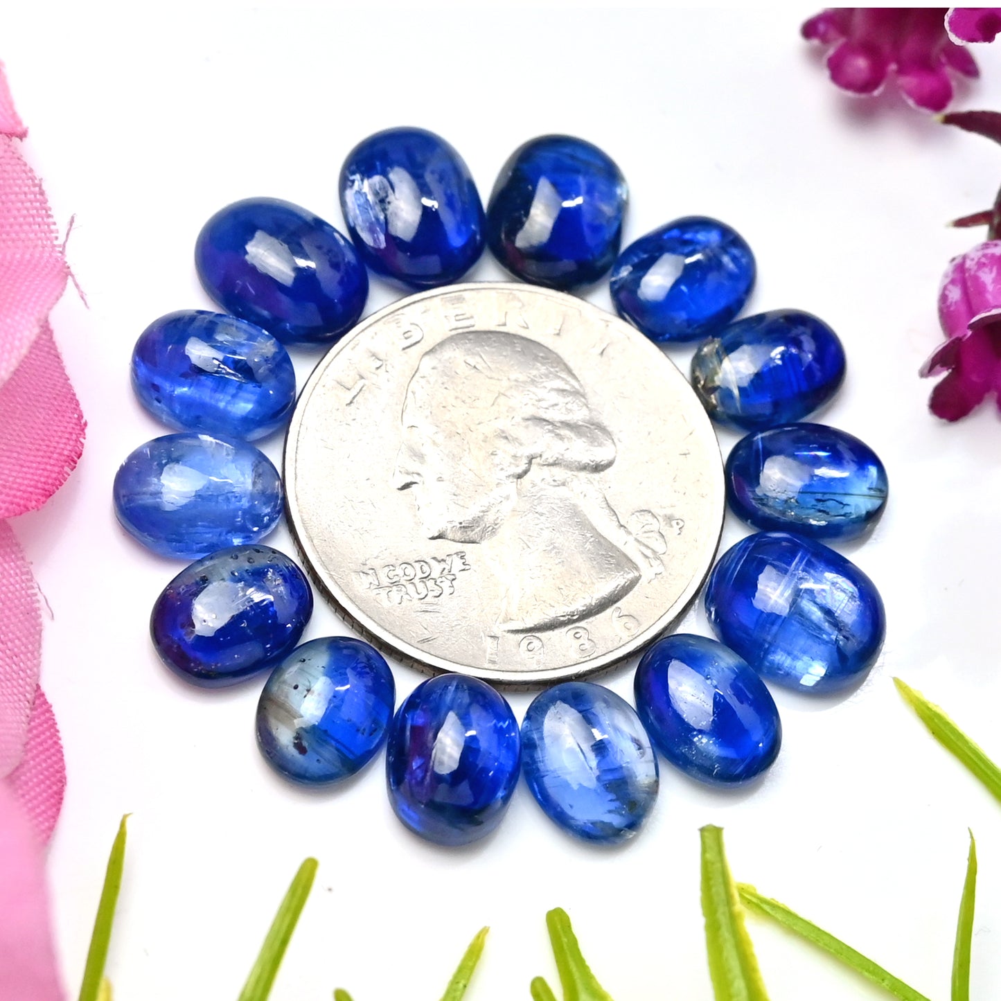 37,90 ct. Blauer Kyanit-Cabochon, 8 x 10 mm – 7 x 9 mm, ovale Form, Edelstein der Güteklasse AA, Paket – insgesamt 14 Stück