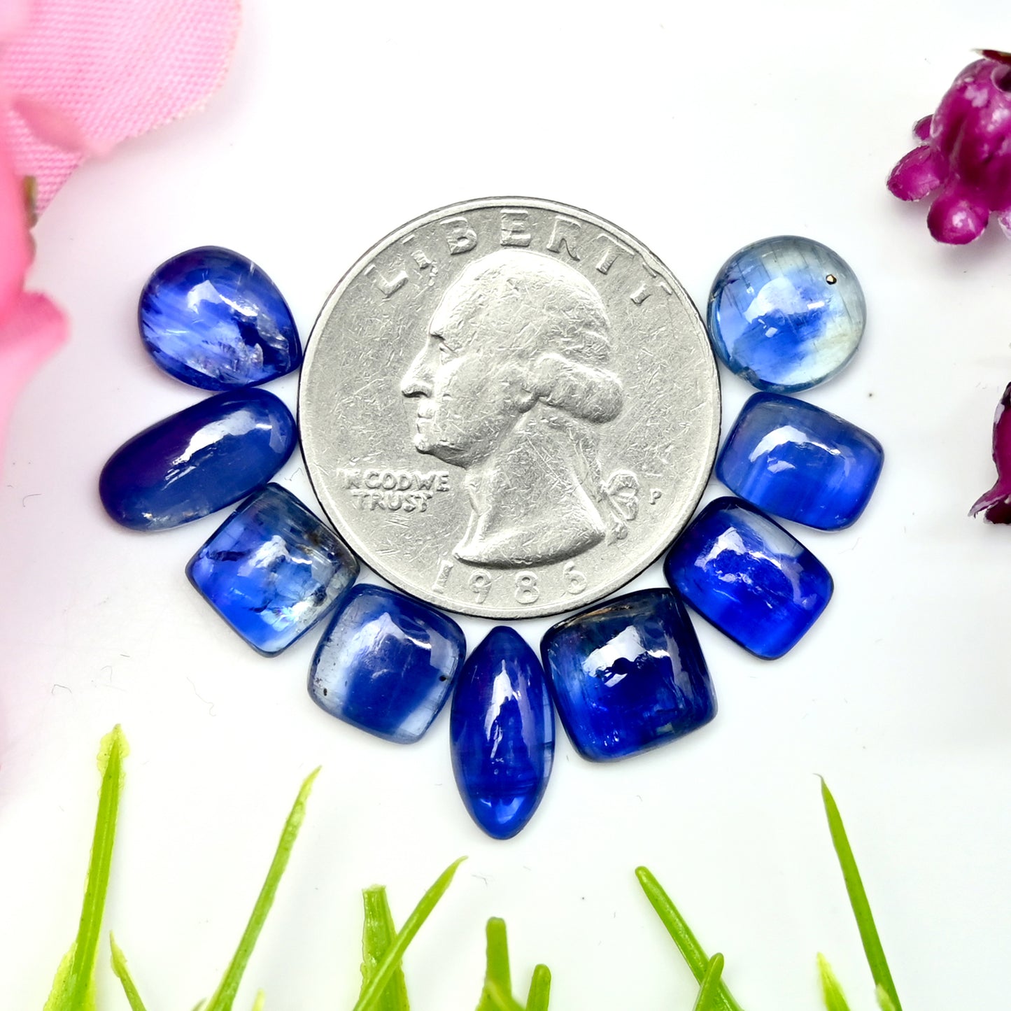 26,30 ct. Glatter blauer Kyanit-Cabochon, gemischte Form, 7 x 9 mm – 6 x 12 mm, Edelsteinpaket der Güteklasse AA, insgesamt 9 Stück