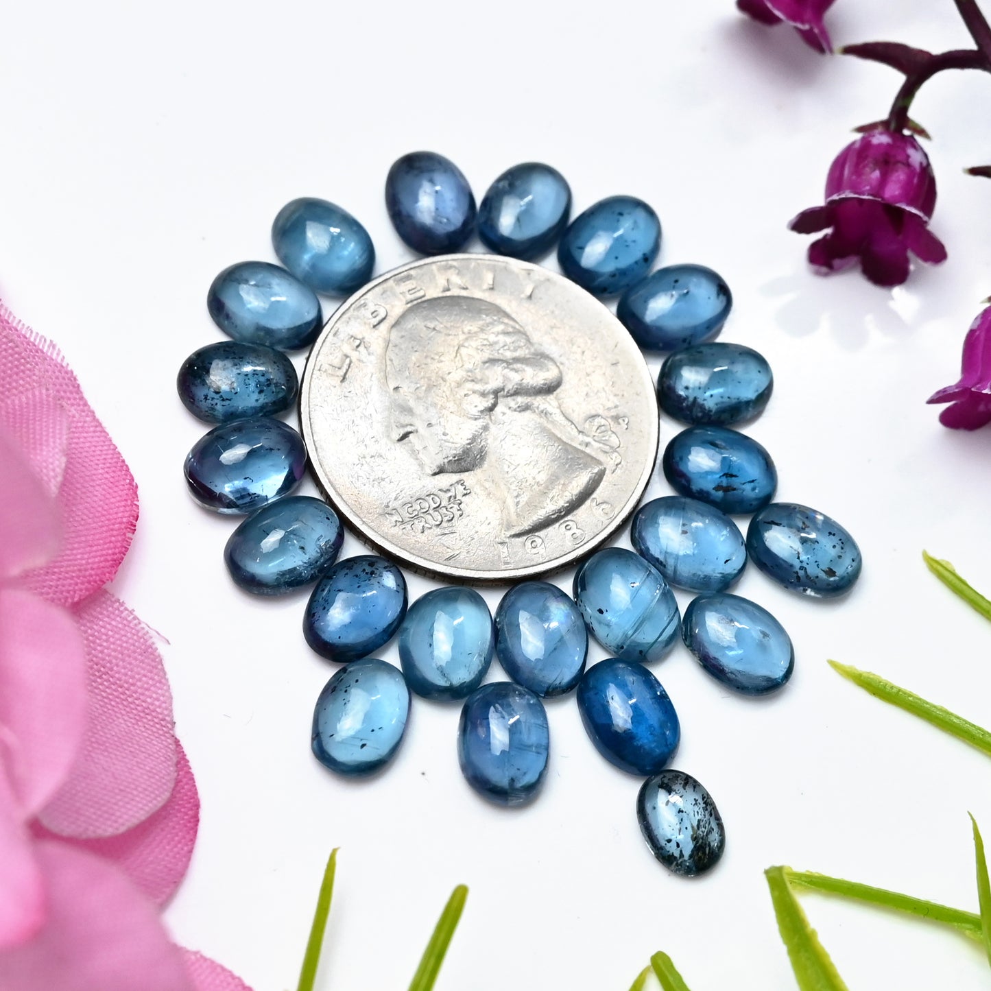 35,85 ct blaugrüner Moos-Kyanit, glatter Cabochon, 6 x 8 mm – 7 x 9 mm, ovale Form, Edelsteinpaket der Güteklasse AA, insgesamt 22 Stück