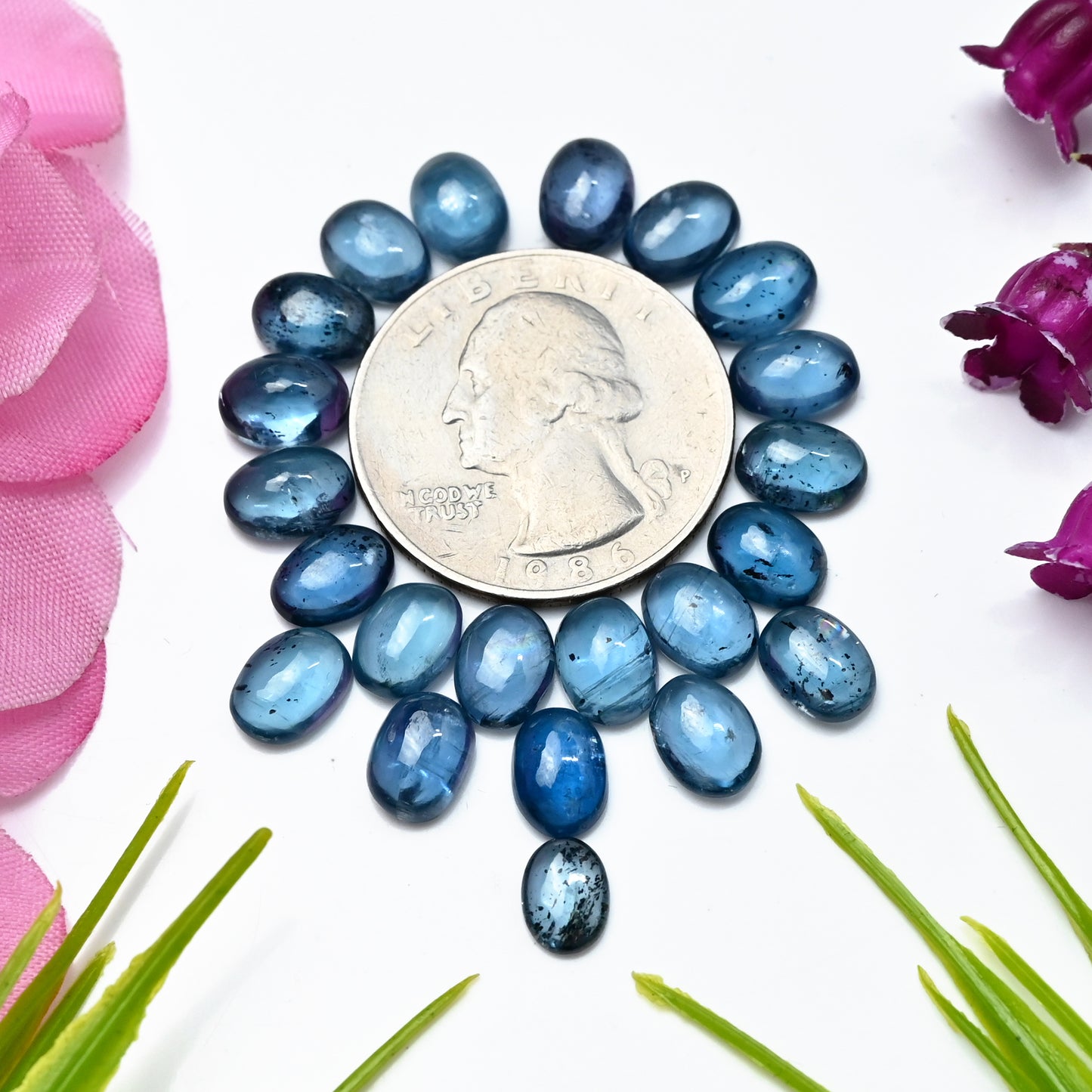 35,85 ct blaugrüner Moos-Kyanit, glatter Cabochon, 6 x 8 mm – 7 x 9 mm, ovale Form, Edelsteinpaket der Güteklasse AA, insgesamt 22 Stück