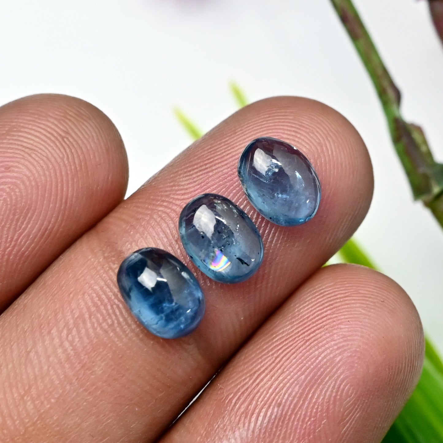 35,85 ct blaugrüner Moos-Kyanit, glatter Cabochon, 6 x 8 mm – 7 x 9 mm, ovale Form, Edelsteinpaket der Güteklasse AA, insgesamt 22 Stück