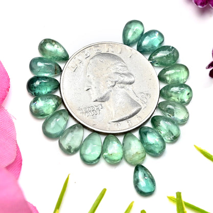 24,15 ct grüner Kyanit, glatter Cabochon, 5 x 8 mm, tropfenförmig, Edelsteinklasse AA, Paket – insgesamt 18 Stück.