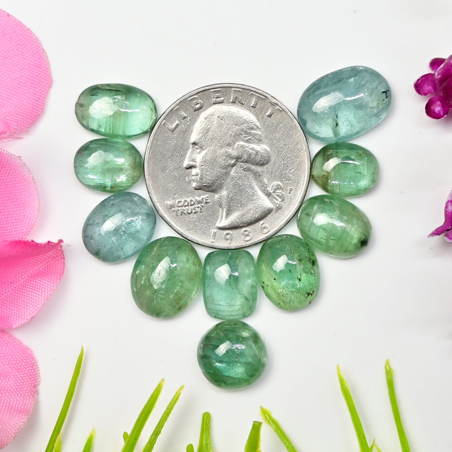 46,70 ct grüner Kyanit, glatter Cabochon, 8 x 10 mm – 10 x 14 mm, ovale Form, Edelsteinklasse AA, Paket – insgesamt 10 Stück.