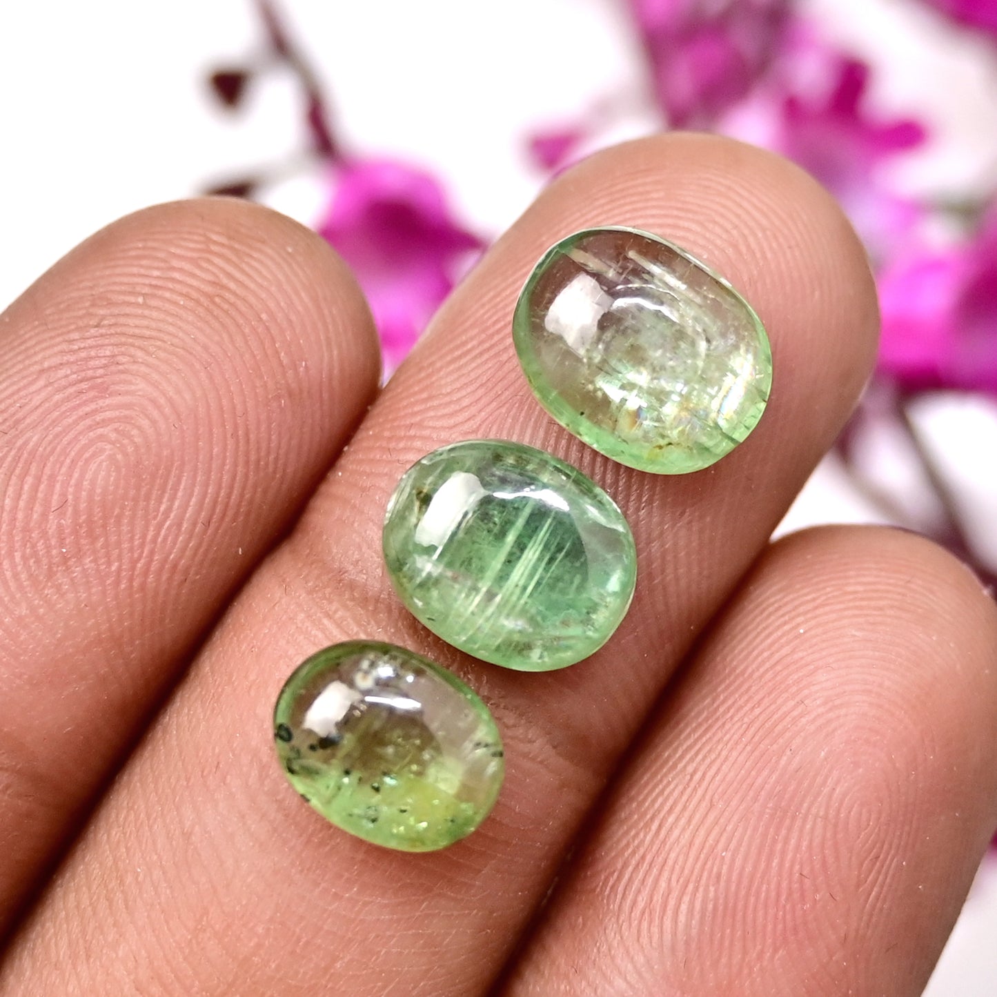 22,60 ct grüner Kyanit, glatter Cabochon, 7 x 9 mm – 8 x 10 mm, ovale Form, Edelsteinpaket der Güteklasse AA, insgesamt 8 Stück