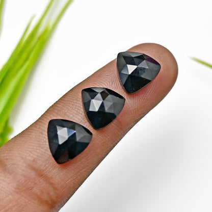 43,4 ct Schwarzer Onyx Rosenschliff-Cabochon 10 x 10 mm Dreiecksform Edelsteinpaket der Güteklasse AA – insgesamt 15 P