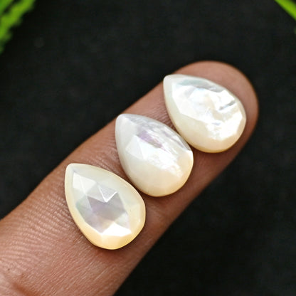 53,95 ct Perlmutt-Cabochons im Rosenschliff, 9 x 13 mm, kalibriert, Tropfenform, Edelsteinpaket der Güteklasse AA, insgesamt 15 Stück