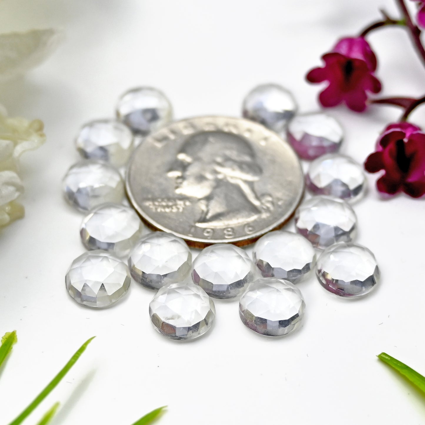 30,9 Karat Bergkristall, kalibrierter Cabochon im Rosenschliff, 8 mm, runde Form, Edelsteinpaket der Güteklasse AA, insgesamt 15 Stück