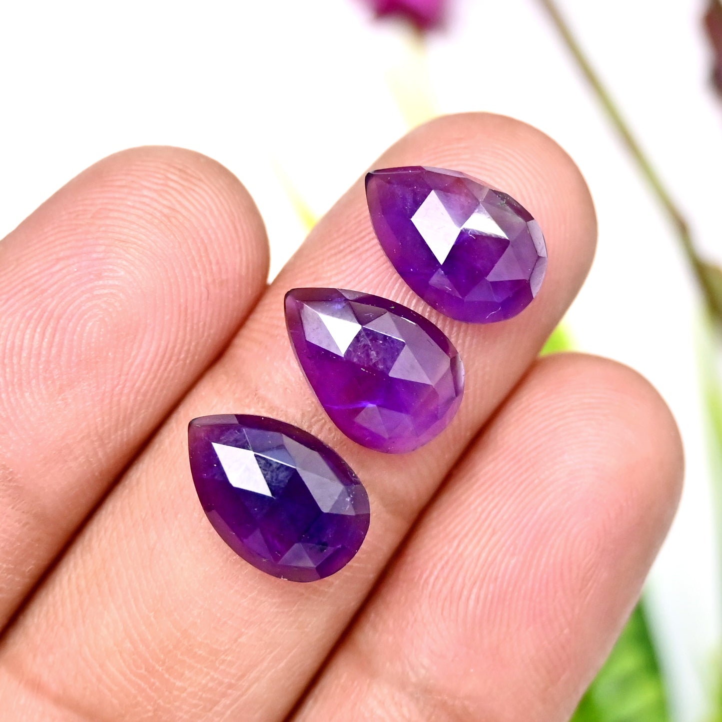 42,6 ct natürlicher Amethyst 8 x 12 mm kalibrierter Cabochon im Rosenschliff, Birnenform, Edelsteinpaket der Güteklasse AA, insgesamt 15 Stück