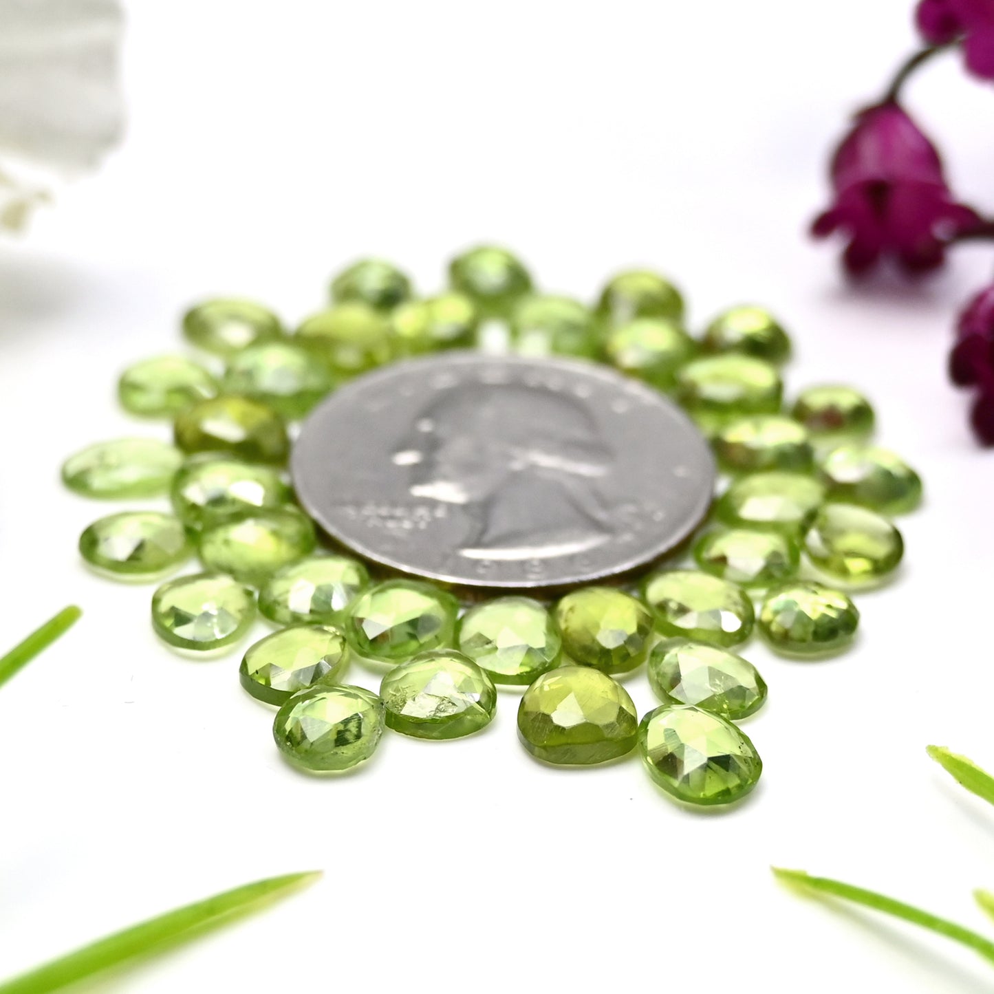 31,3 ct Peridot-Rosenschliff-Cabochon 5 x 7 mm – 6 x 8 mm, Freiform, Edelsteinpaket der Güteklasse AA, insgesamt 36 Stück