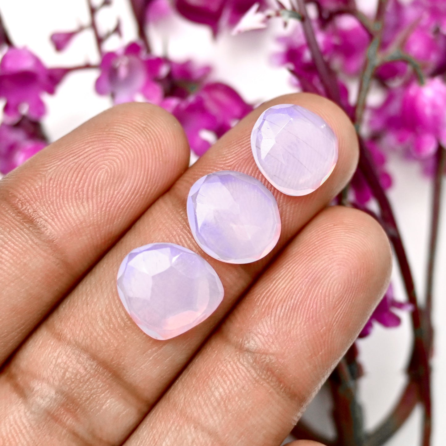 51 Karat Lavendel-Chalcedon, Rosenschliff, Freiform, 10 x 12 mm, 12 x 13 mm, Edelstein der Güteklasse AA, insgesamt 15 Stück