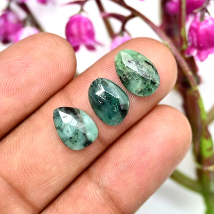 30 Karat Smaragd-Cabochon im Rosenschliff, 8 x 8 mm – 13 x 13 mm, Freiform, Edelsteinpaket der Güteklasse AA, insgesamt 15 Stück