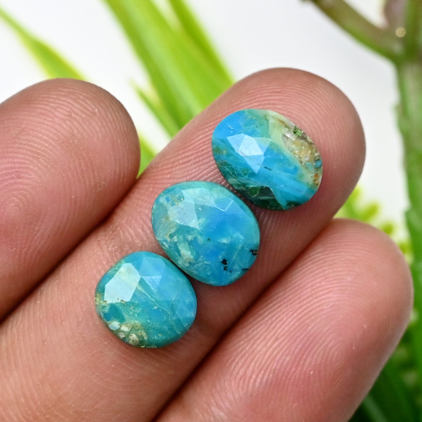 17 Karat peruanischer blauer Opal, glatter Cabochon, 8 x 12 mm – 7 x 11 mm, freie Form, Edelsteinpaket der Güteklasse AA, insgesamt 12 Stück