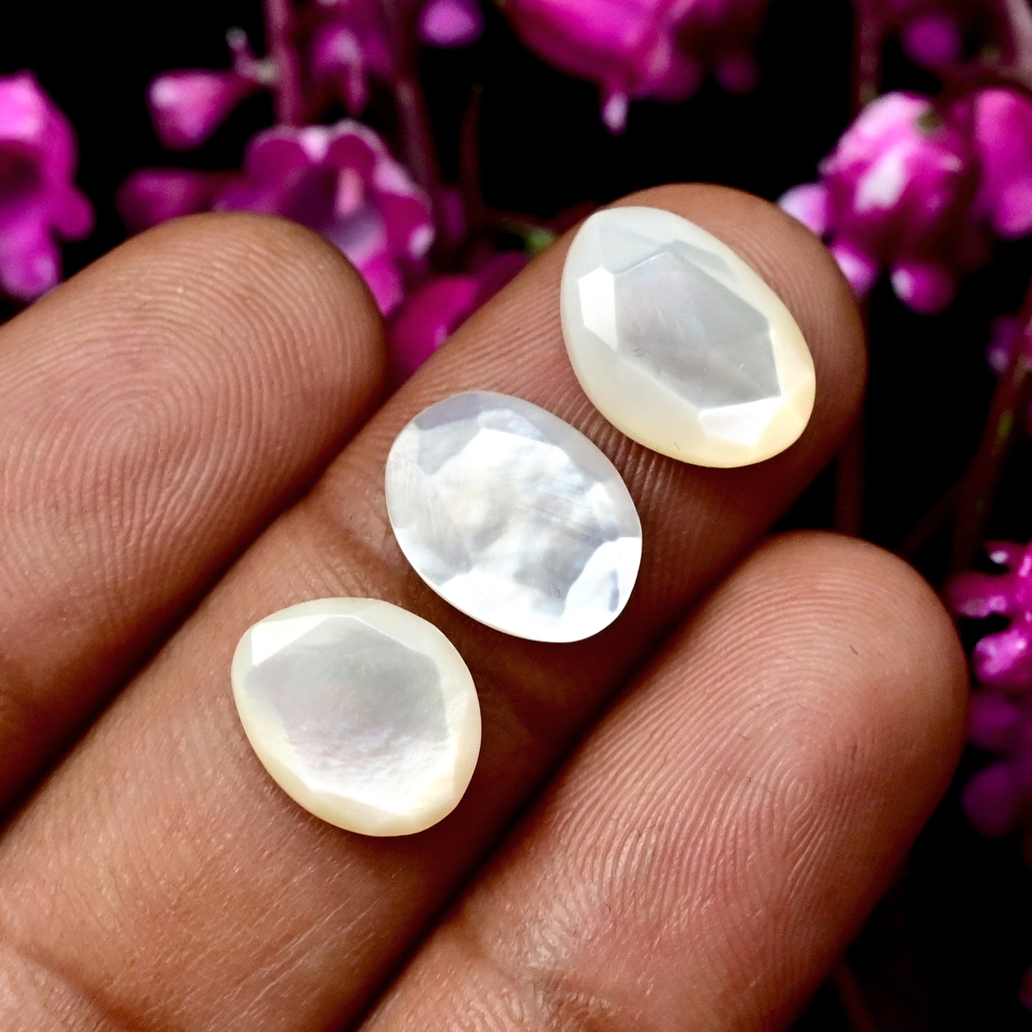 30,4 ct Perlmutt-Cabochons im Rosenschliff, 9 x 10 mm – 10 x 10 mm, Freiform, Edelsteinpaket der Güteklasse AA, insgesamt 15 Stück