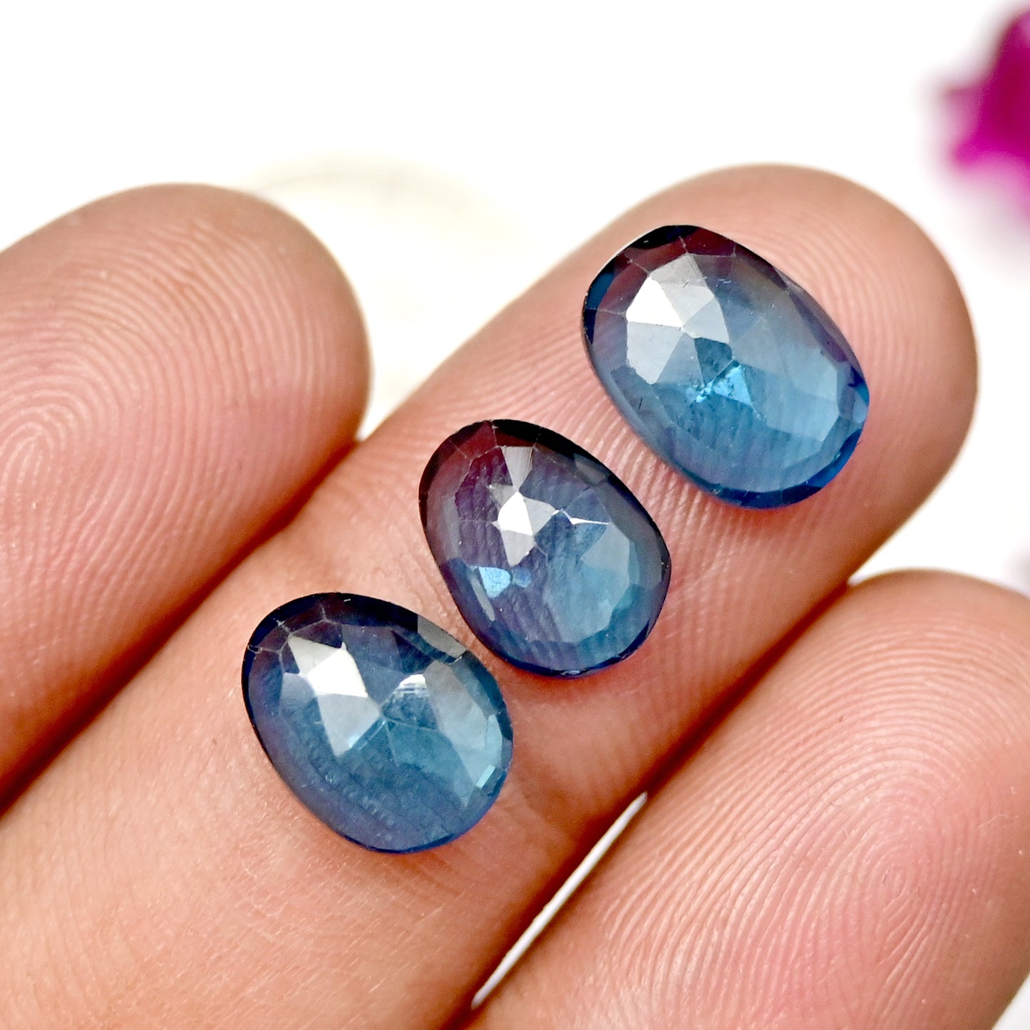 21 Karat London-Blautopas, Rosenschliff-Cabochon, 7 x 10 mm – 7 x 9 mm, Edelsteinpaket der Güteklasse AA, insgesamt 8 Stück