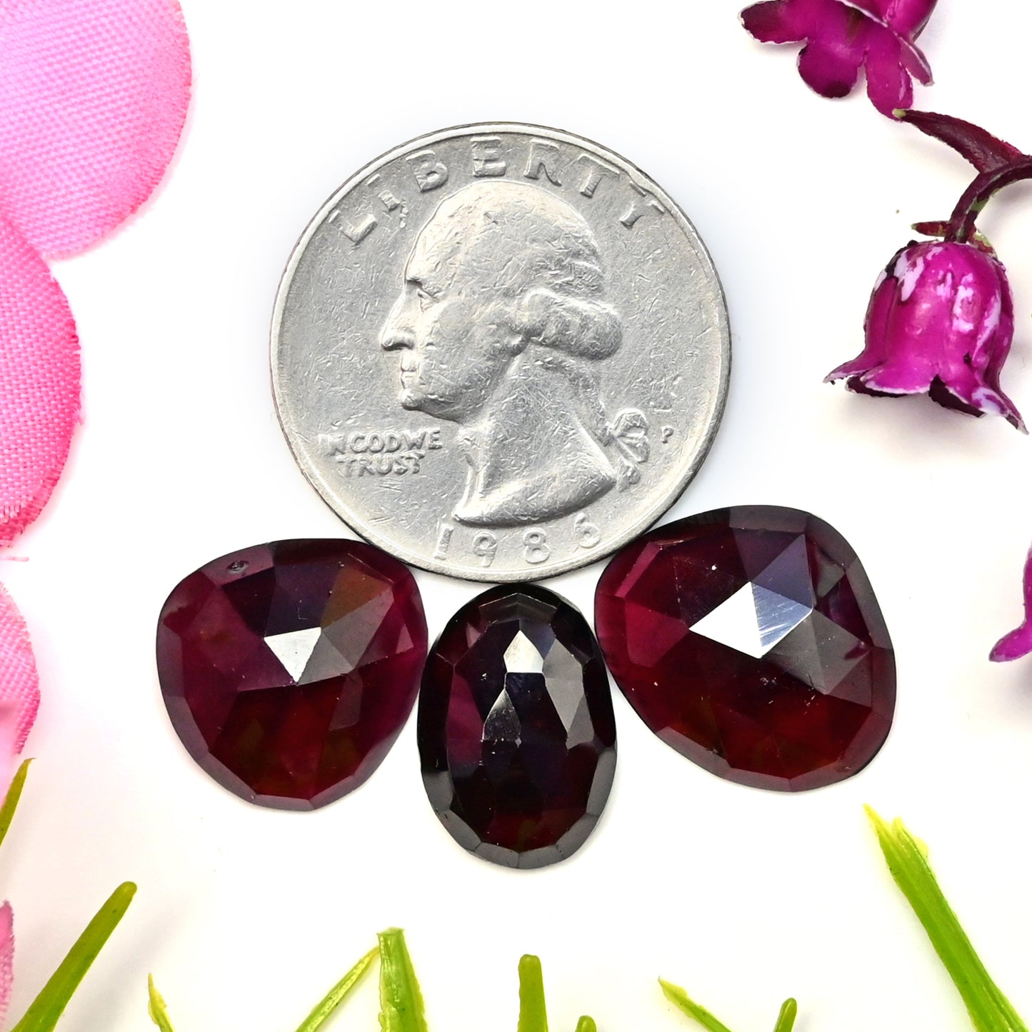 30,2 ct. Granat im Rosenschliff, 10 x 15 mm – 14 x 17 mm Cabochon zur Schmuckherstellung, freie Form, Edelsteinpaket der Güteklasse AA, insgesamt 3 Stück