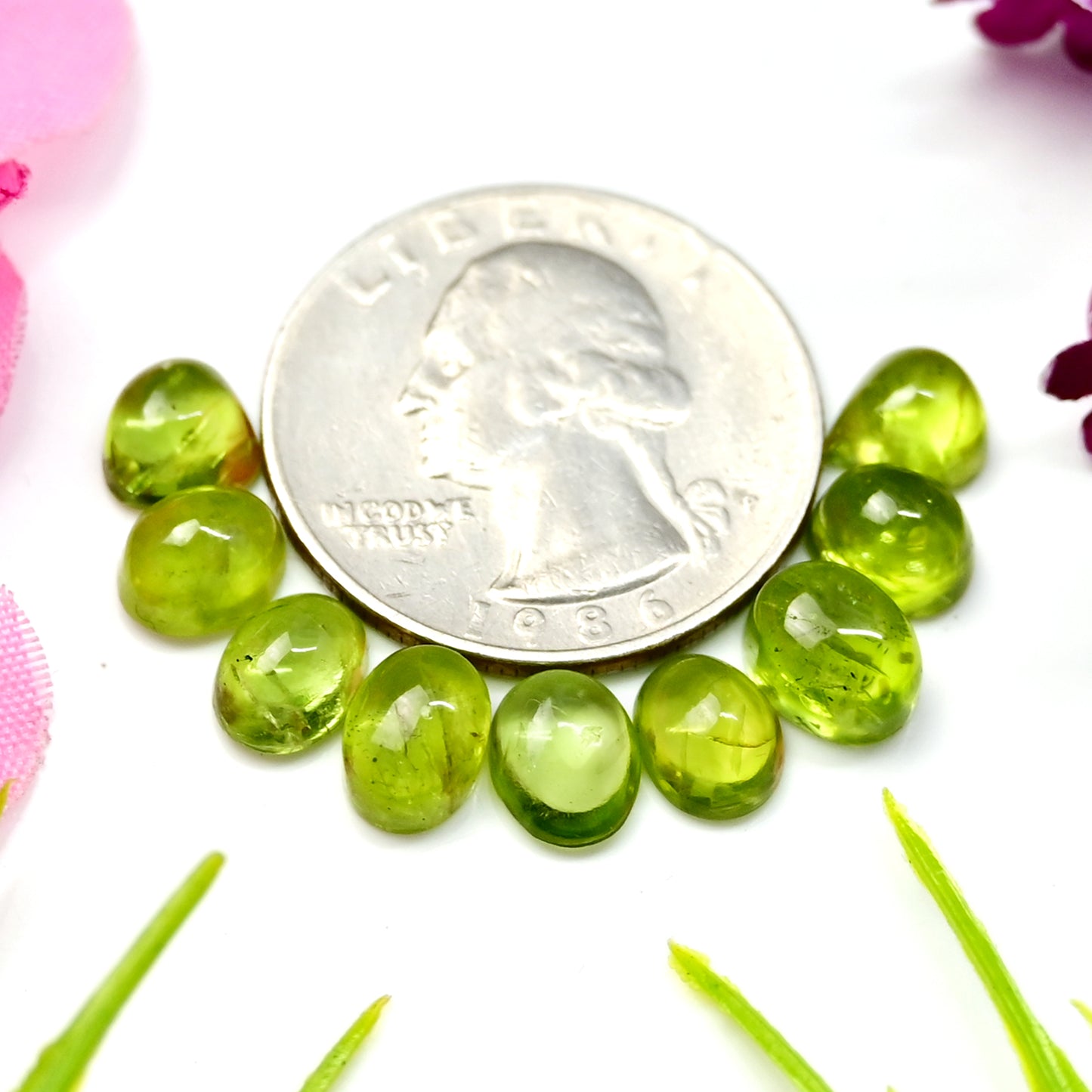 15,5 Karat Peridot, glatter Cabochon, 6 x 8 mm, gemischte Form, Edelsteinklasse AA, Paket – insgesamt 9 Stück