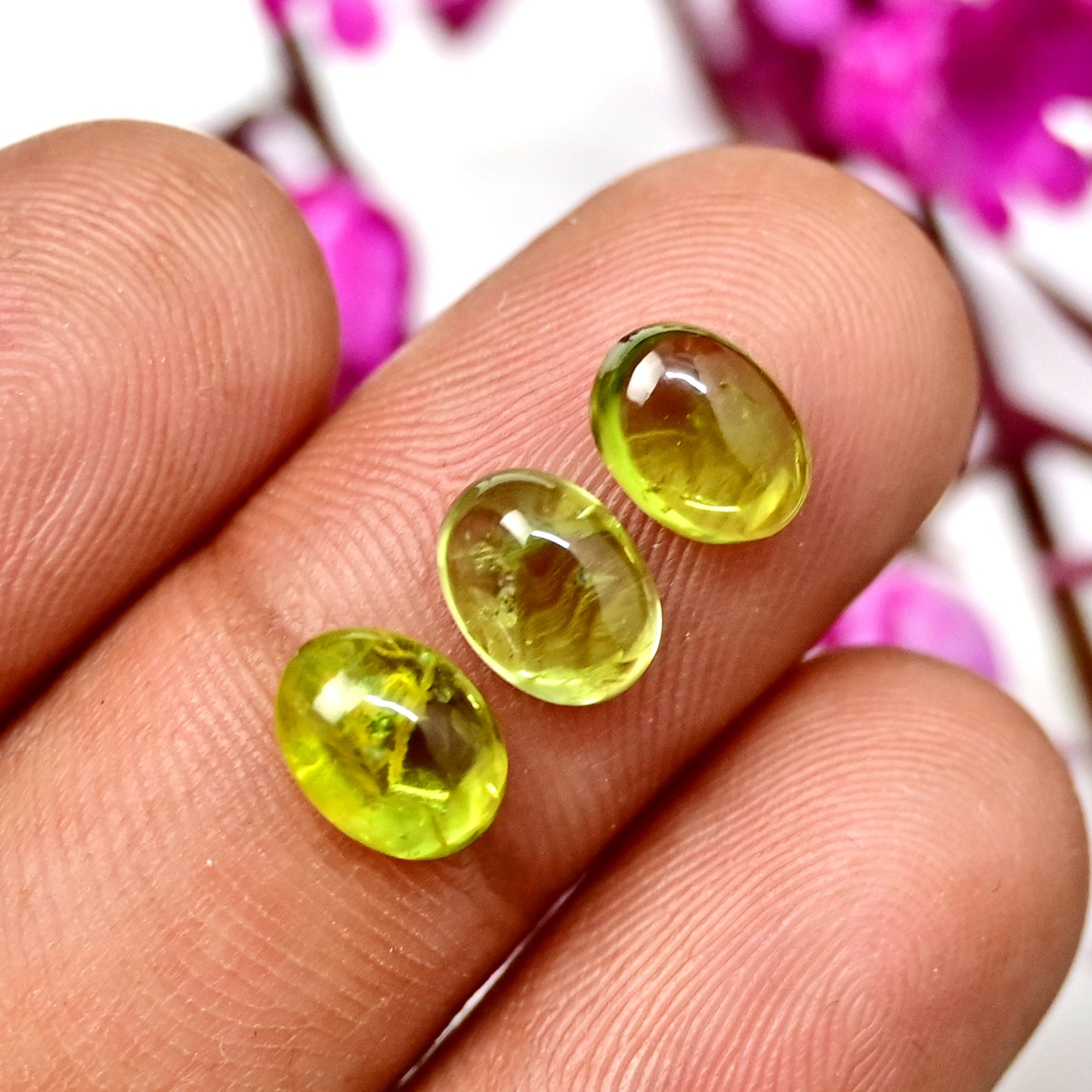 15,2 ct Peridot glatter Cabochon 6 x 8 mm ovale Form AA-Qualität Edelsteinpaket – insgesamt 10 Stück