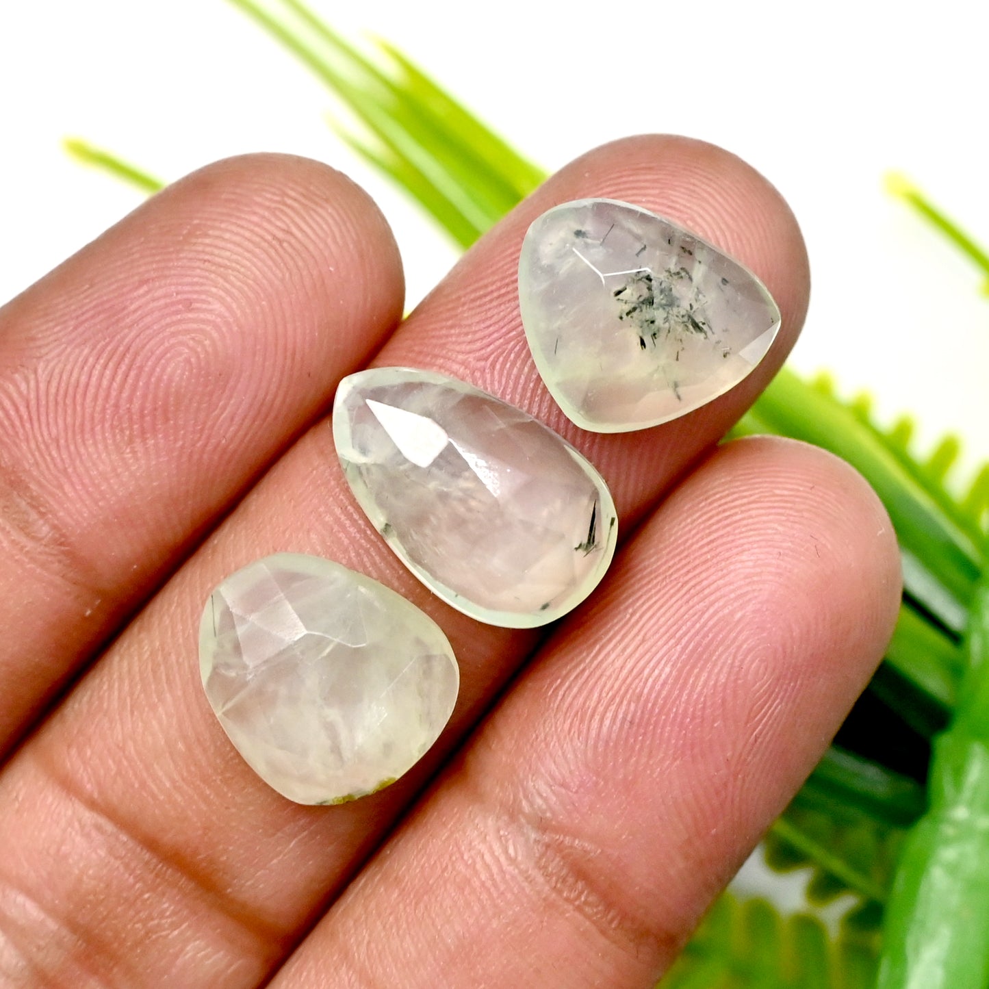 42,85 ct natürlicher Prehnit, facettierter Cabochon im Rosenschliff, 10 x 16 mm – 11 x 13 mm, Freiform, Edelsteinpaket der Güteklasse AA, insgesamt 8 Stück