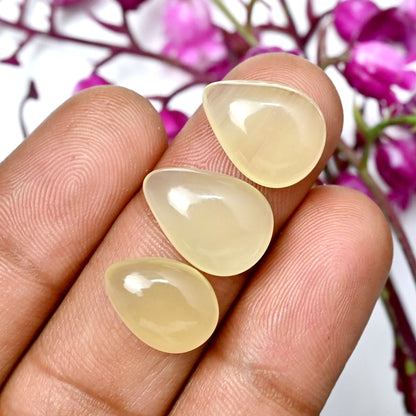 54,4 ct. glatter Cabochon aus libyschem Wüstenglas, 10 x 13 mm – 11 x 15 mm, Freiform, Edelsteinpaket der Güteklasse AA, insgesamt 10 Stück