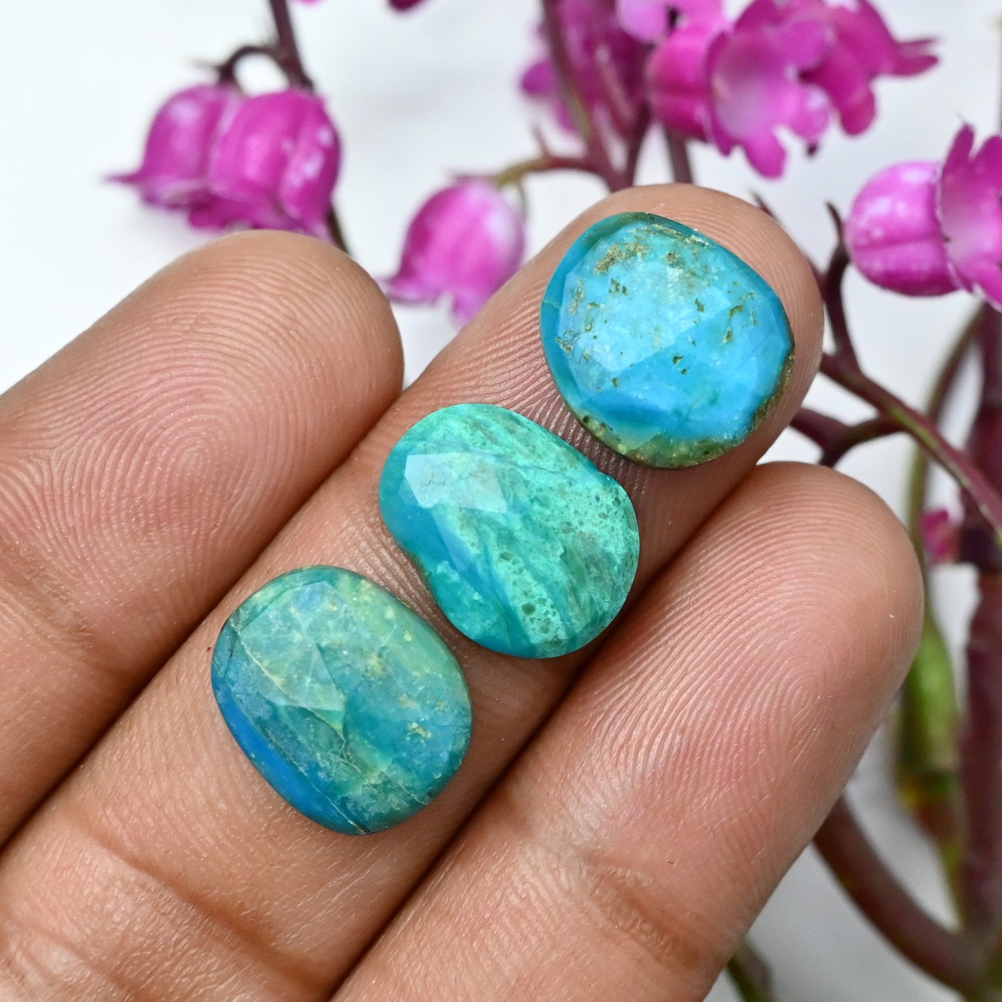 26 Karat peruanischer blauer Opal, glatter Cabochon, 11 x 13 mm – 10 x 13 mm, freie Form, Edelsteinpaket der Güteklasse AA, insgesamt 8 Stück