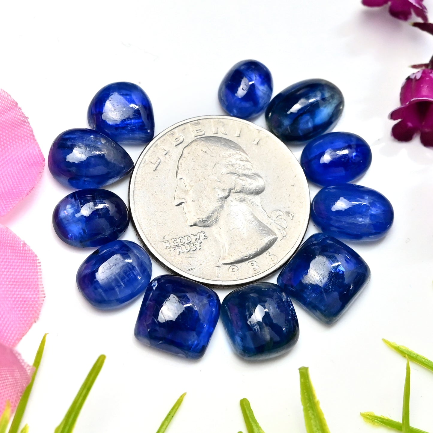 46,65 ct. Glatter blauer Kyanit-Cabochon, gemischte Form, 8 x 12 mm – 10 x 10 mm, Edelsteinpaket der Güteklasse AA, insgesamt 11 Stück