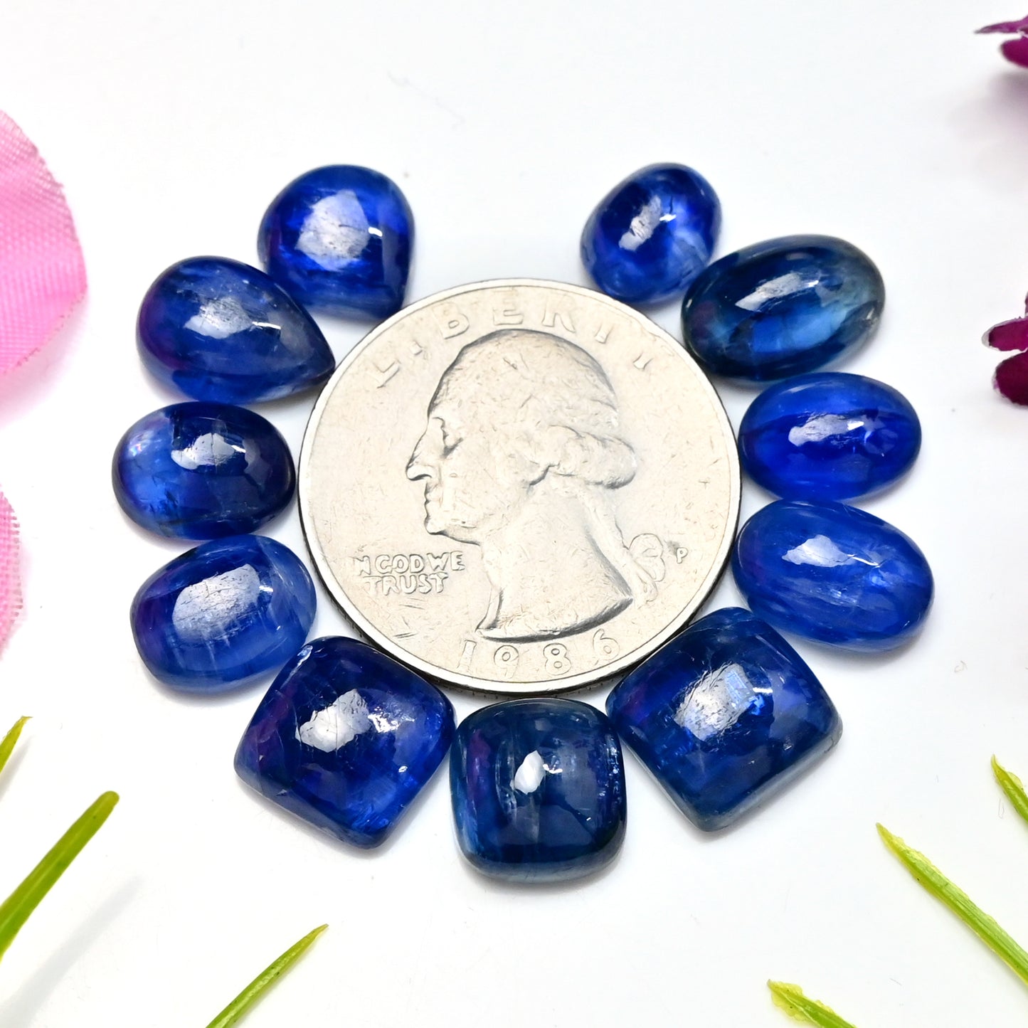 46,65 ct. Glatter blauer Kyanit-Cabochon, gemischte Form, 8 x 12 mm – 10 x 10 mm, Edelsteinpaket der Güteklasse AA, insgesamt 11 Stück