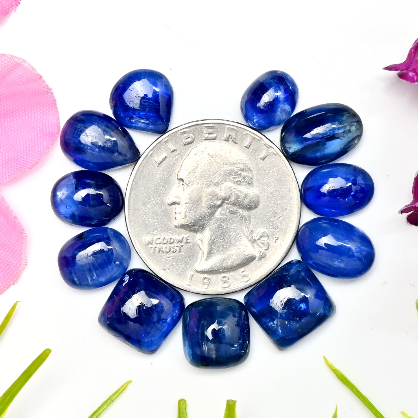 46,65 ct. Glatter blauer Kyanit-Cabochon, gemischte Form, 8 x 12 mm – 10 x 10 mm, Edelsteinpaket der Güteklasse AA, insgesamt 11 Stück