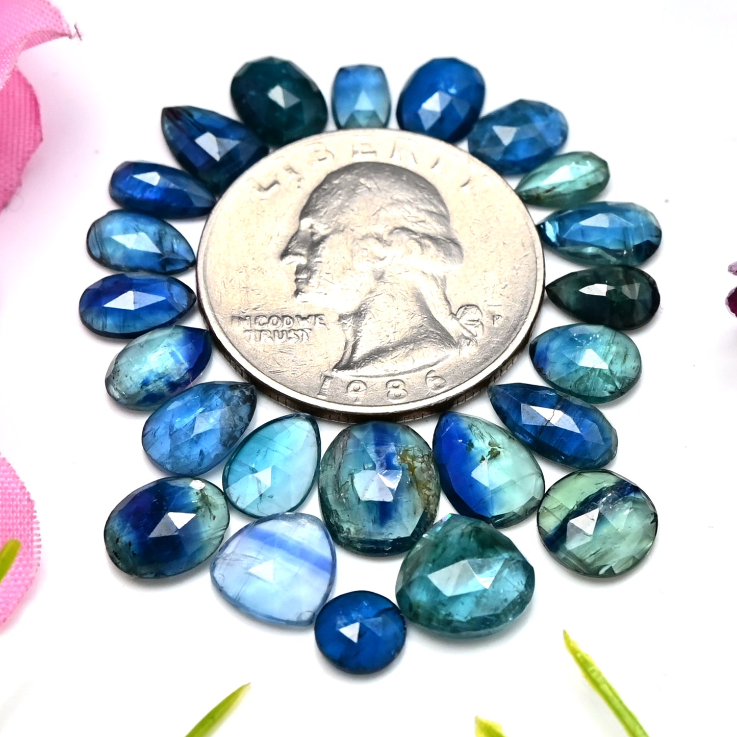 29,05 ct Neongrüner Bio-Kyanit-Cabochon im Rosenschliff, 8 x 10 mm – 4 x 8 mm, gemischte Form, Edelsteinpaket der Güteklasse AA, insgesamt 23 Stück