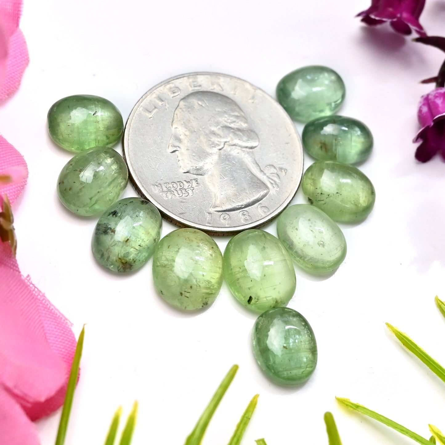 36,90 ct grüner Kyanit, glatter Cabochon, 7 x 10 mm – 9 x 11 mm, Edelsteinpaket der Güteklasse AA, insgesamt 10 Stück