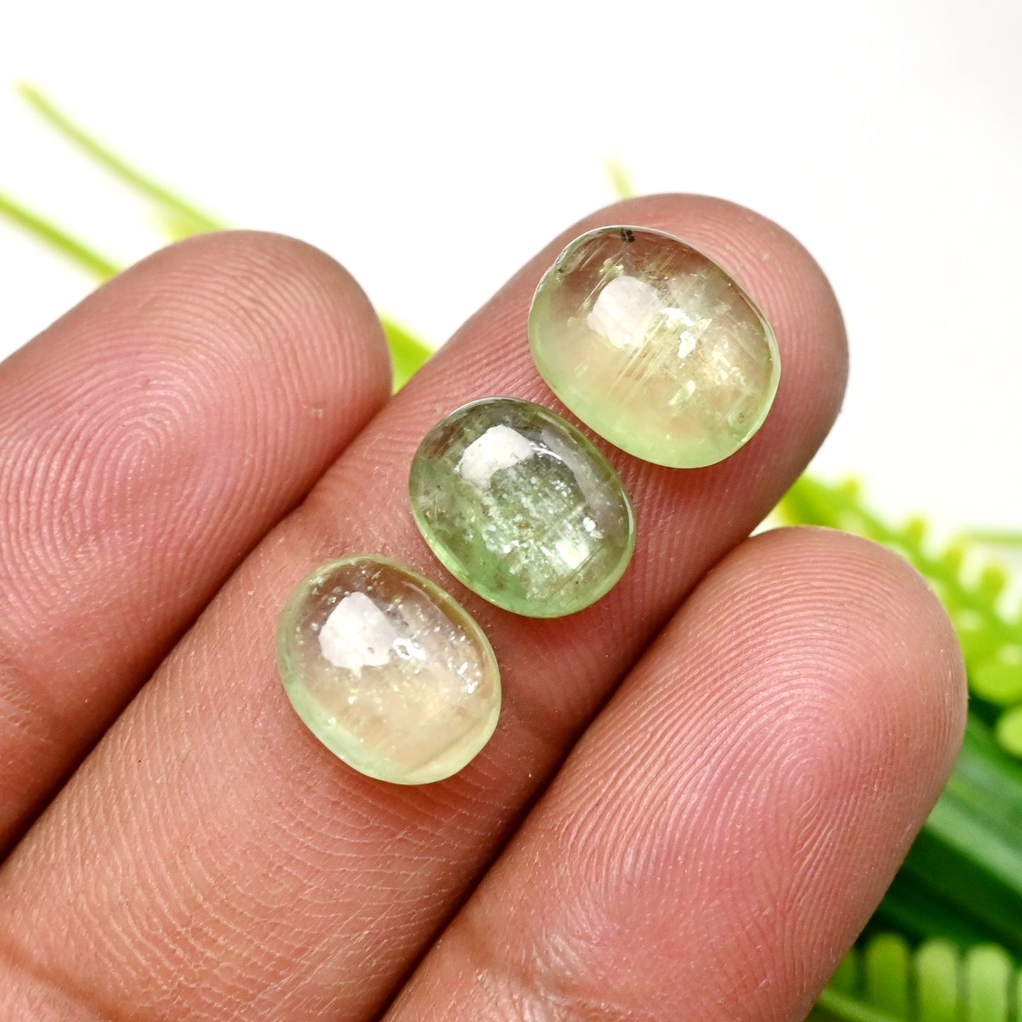 36,90 ct grüner Kyanit, glatter Cabochon, 7 x 10 mm – 9 x 11 mm, Edelsteinpaket der Güteklasse AA, insgesamt 10 Stück