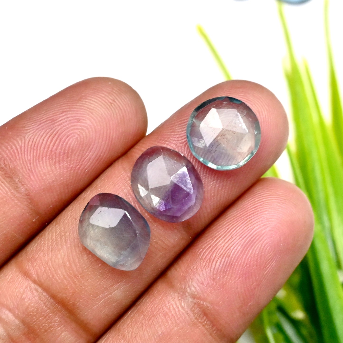 82,65 ct Fluorit-Cabochon im Rosenschliff, 9 x 11 mm – 14 x 14 mm, Edelsteinpaket der Güteklasse AA, insgesamt 22 Stück