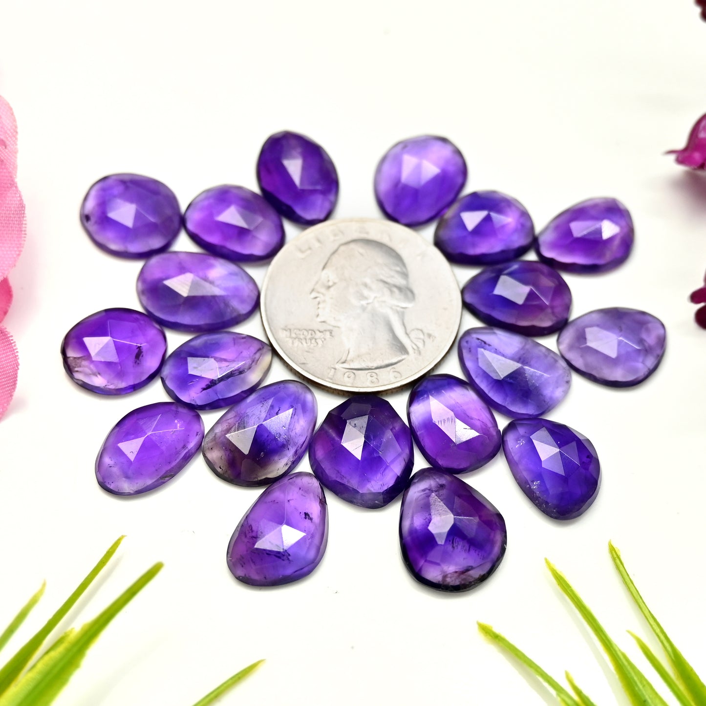 82,95 ct natürlicher Amethyst 10 x 14 mm – 11 x 15 mm Rosenschliff-Cabochon, freie Form, Edelsteinpaket der Güteklasse AA, insgesamt 19 Stück