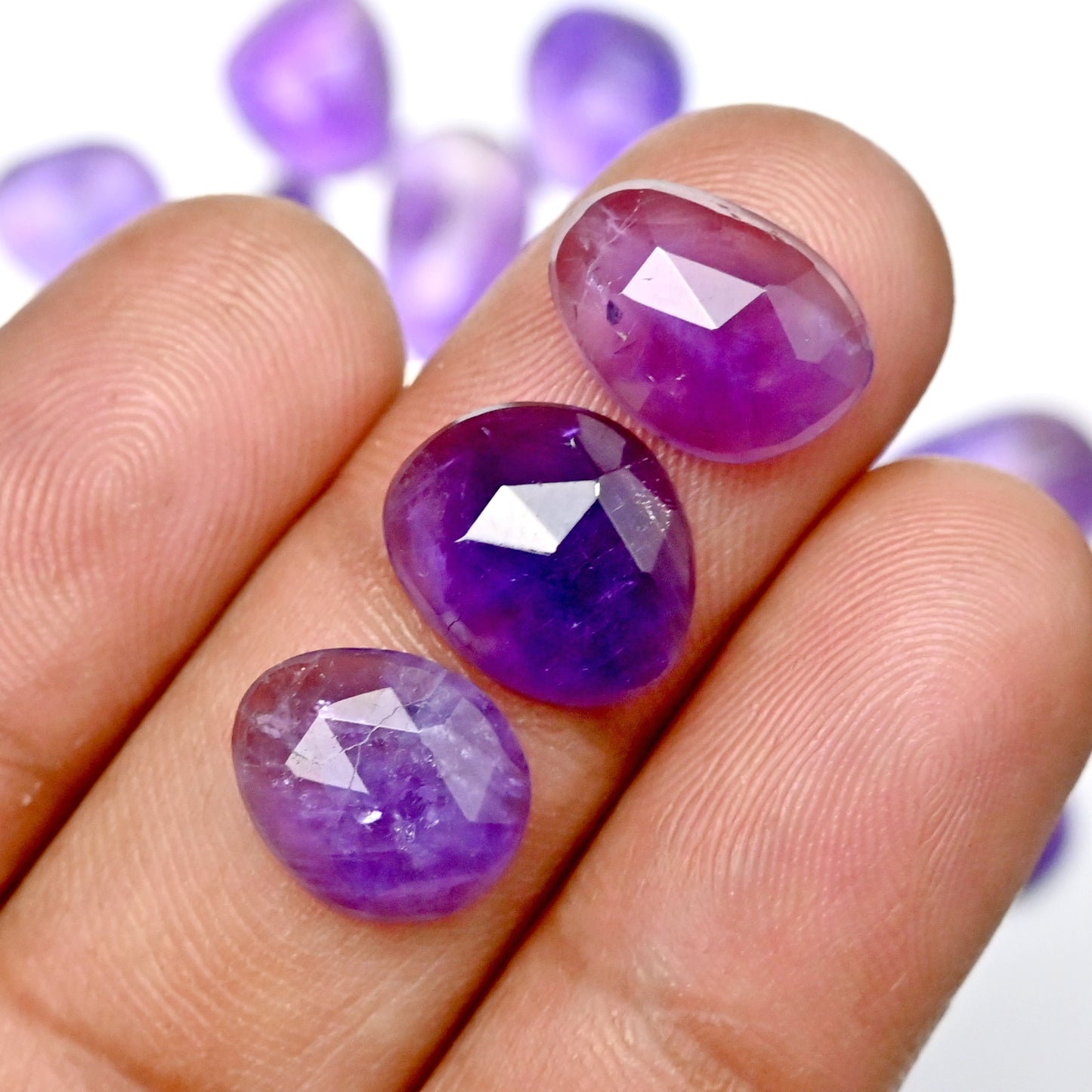 85,2 ct natürlicher Amethyst 7 x 9 mm – 9 x 13 mm Rosenschliff-Cabochon, freie Form, Edelsteinpaket der Güteklasse AA, insgesamt 29 Stück