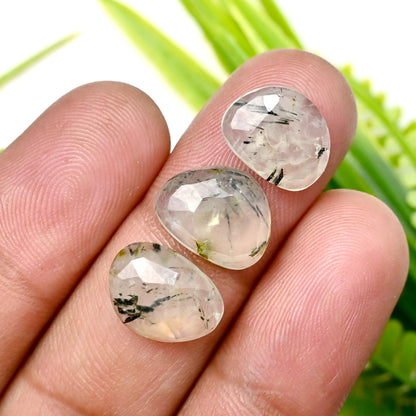 80,35 ct natürlicher Prehnit, facettierter Cabochon im Rosenschliff, 9 x 12 mm – 10 x 14 mm, Freiform, Edelsteinpaket der Güteklasse AA, insgesamt 21 Stück