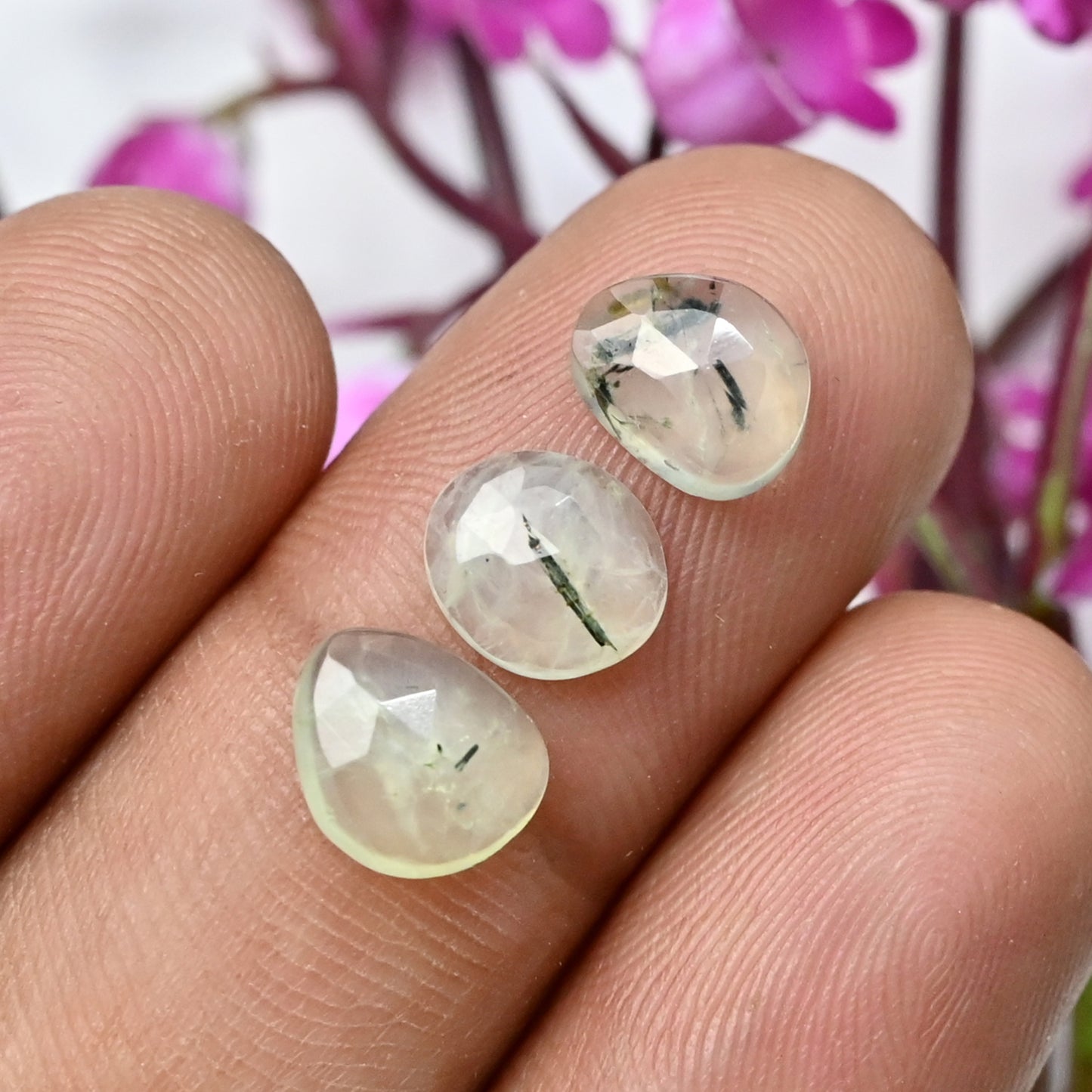 76,85 ct natürlicher Prehnit, facettierter Cabochon im Rosenschliff, 6 x 8 mm – 7 x 10 mm, Freiform, Edelsteinpaket der Güteklasse AA, insgesamt 62 Stück