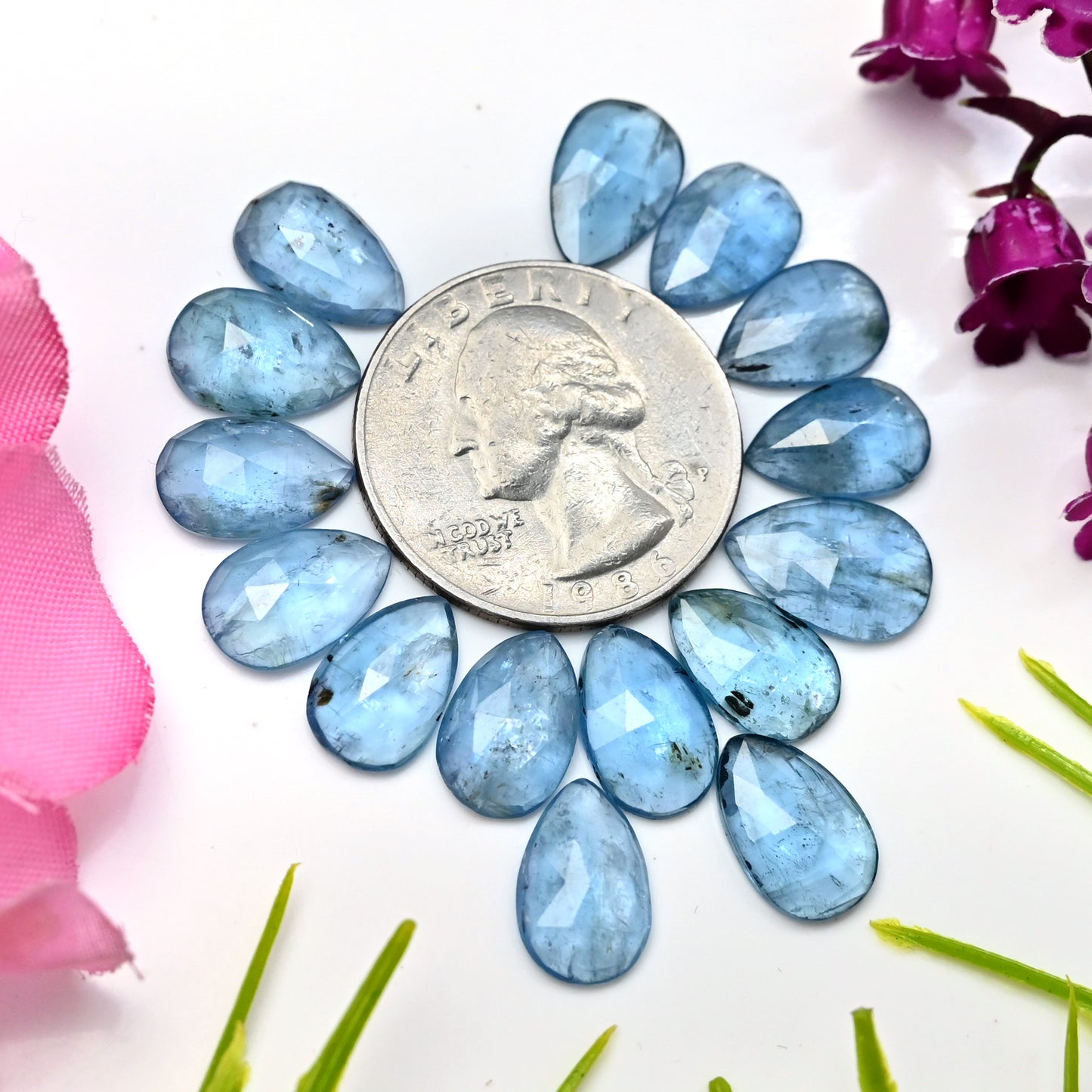 41,30 ct. Aquamarin-Kyanit 8 x 12 mm – 9 x 13 mm, tropfenförmiger Rosenschliff, Edelsteinpaket der Güteklasse AA – insgesamt 15 Stück.