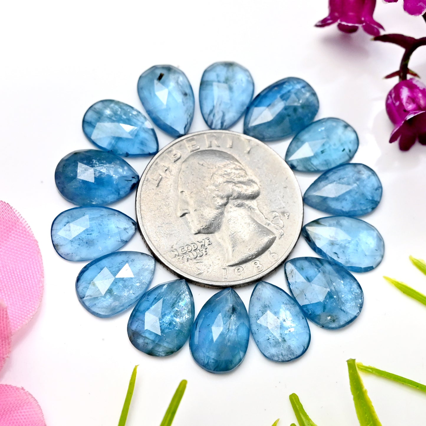 41,65 ct. Aquamarin-Kyanit 8 x 12 mm – 9 x 13 mm, tropfenförmiger Rosenschliff, Edelsteinpaket der Güteklasse AA – insgesamt 14 Stück.