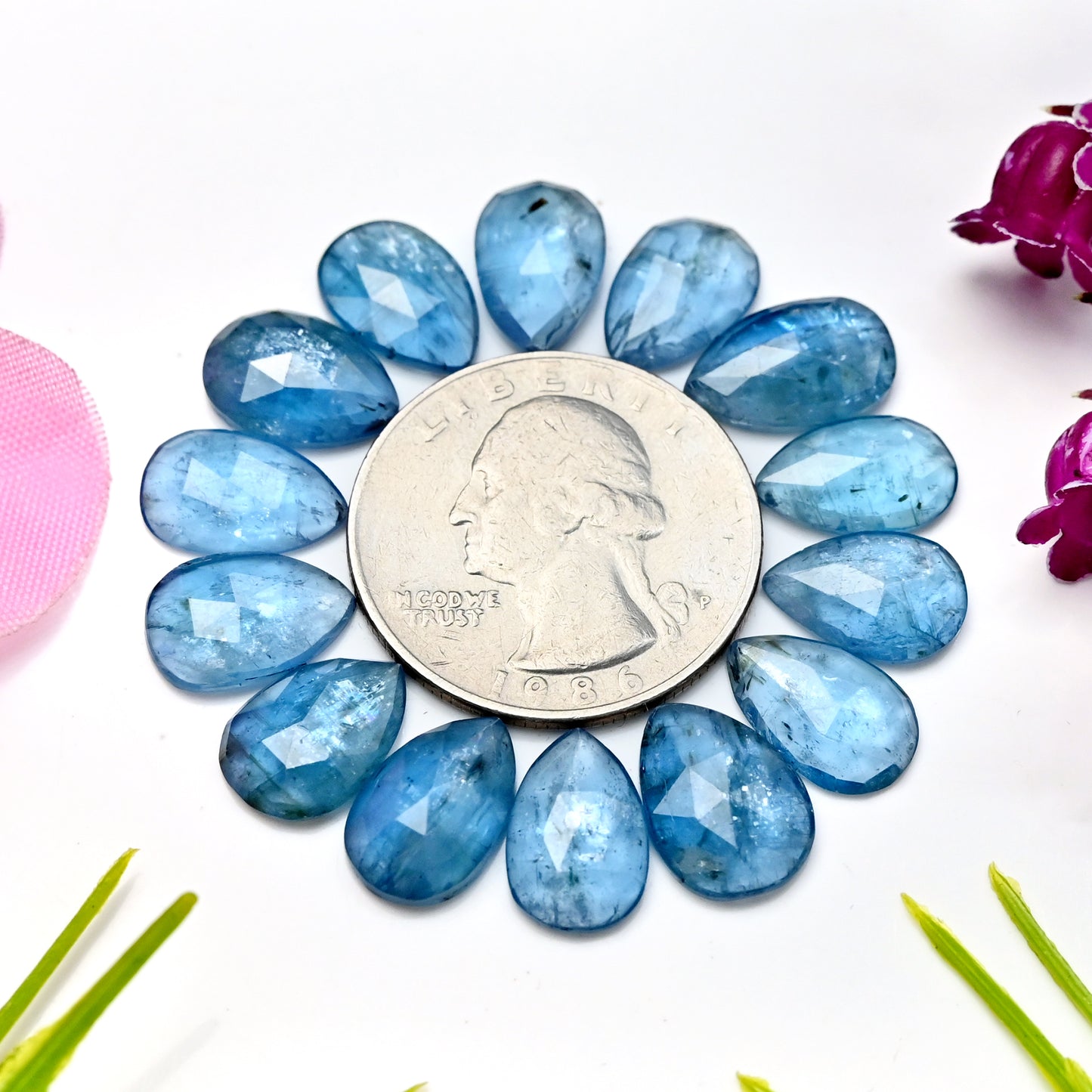 41,65 ct. Aquamarin-Kyanit 8 x 12 mm – 9 x 13 mm, tropfenförmiger Rosenschliff, Edelsteinpaket der Güteklasse AA – insgesamt 14 Stück.