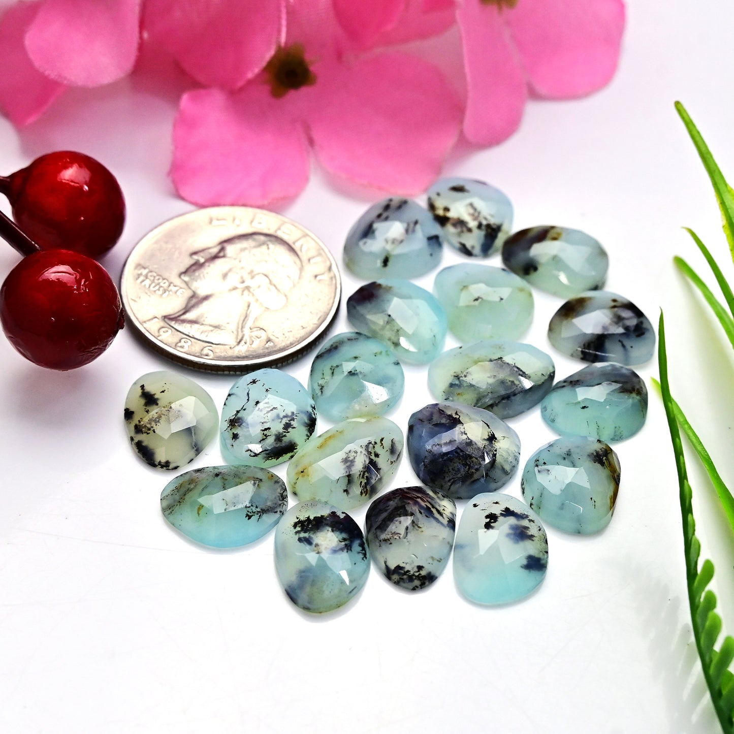 17 Karat peruanischer blauer Opal, glatter Cabochon, 8 x 12 mm – 7 x 11 mm, freie Form, Edelsteinpaket der Güteklasse AA, insgesamt 12 Stück